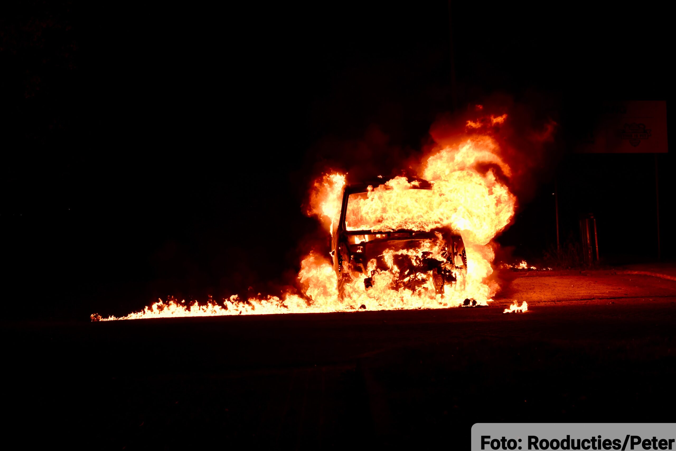 Uitgebrande auto na nachtelijke brand aan de Wogmergouw in Zwaag