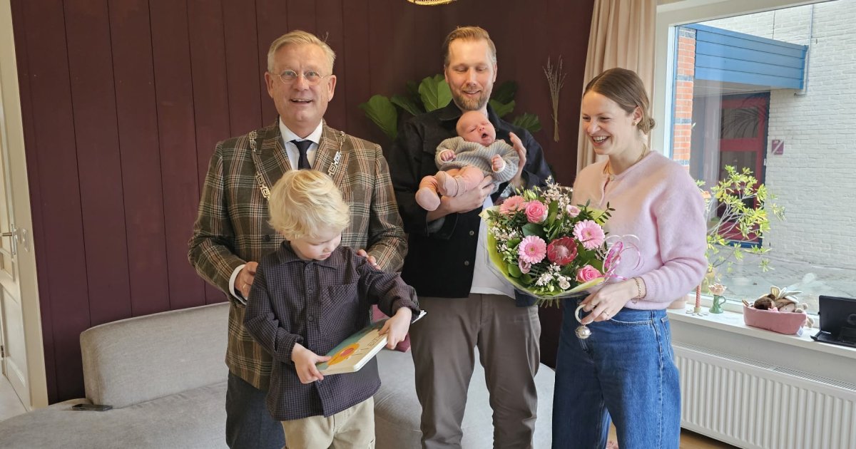 Burgemeester feliciteert gezin Vooren met geboorte eerste baby 2026 in Koggenland.