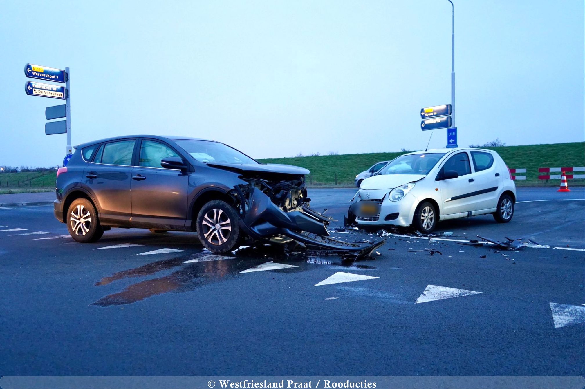 Hulpdiensten bij verkeersongeval op de N240 ter hoogte van de Westerzeedijk