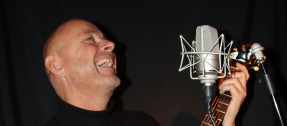 Menno Bruin tijdens een live optreden in De Drom in Enkhuizen