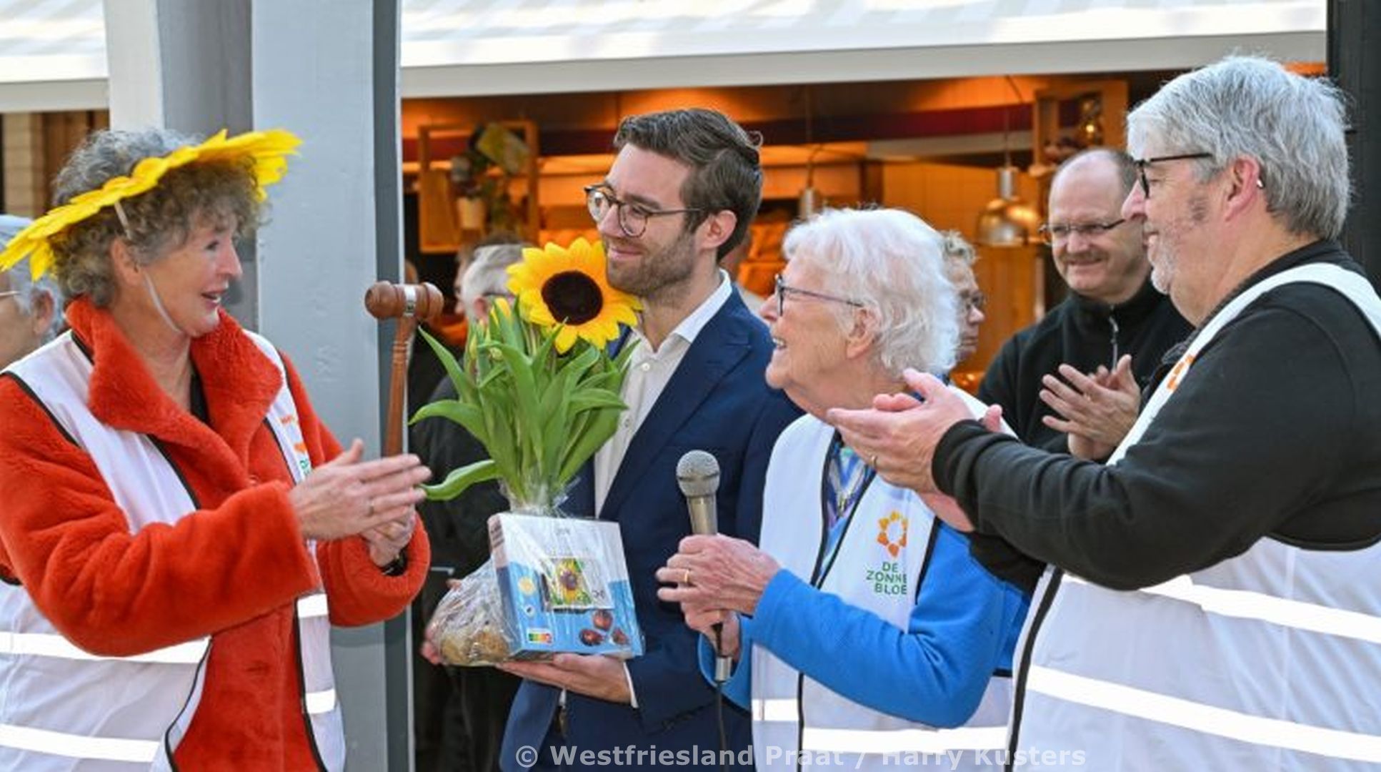 Feestelijke bijeenkomst van Zonnebloem Stede Broec in winkelcentrum Streekhof met vrijwilligers en bezoekers