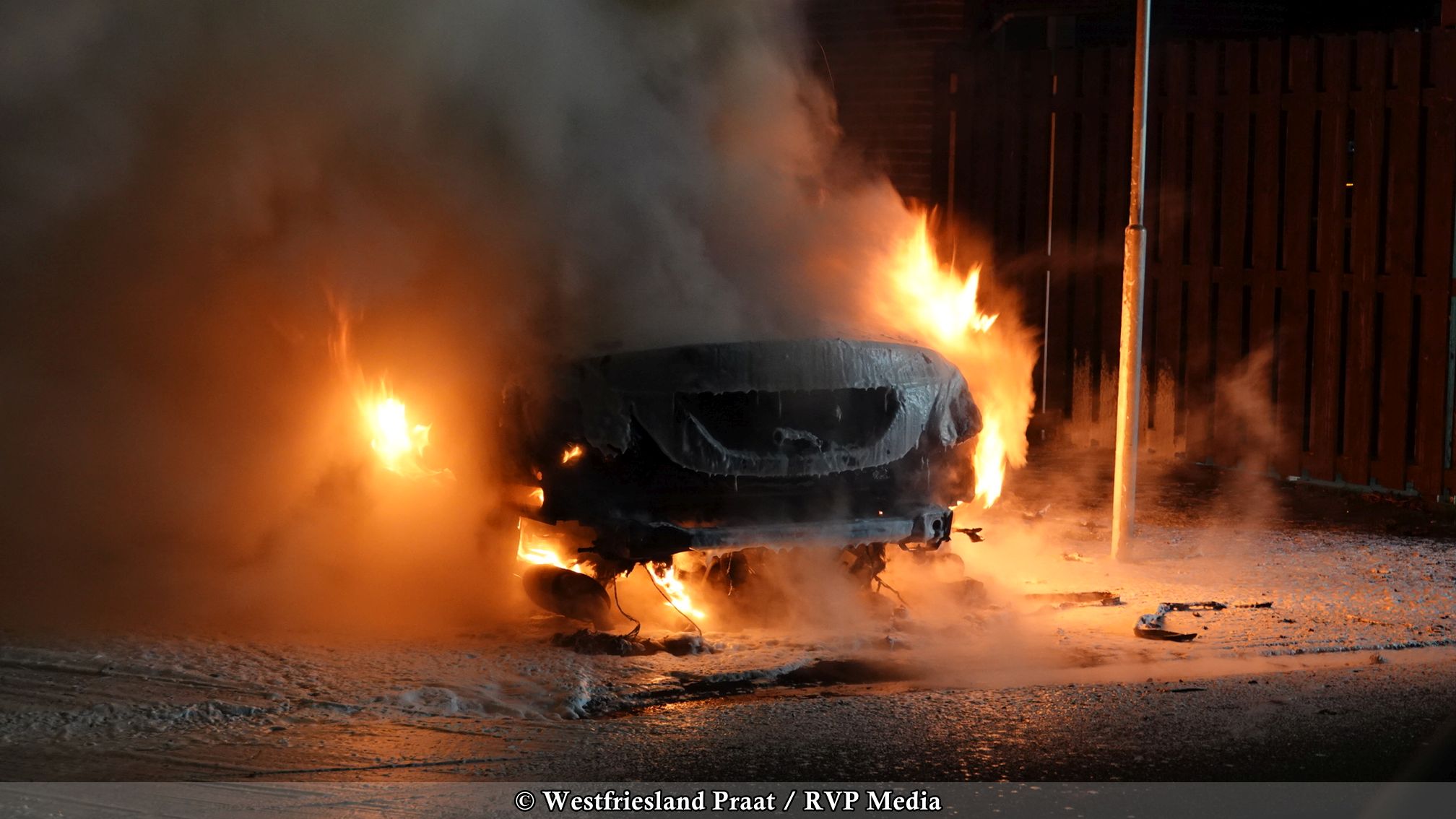 Uitgebrande auto op parkeerplaats aan de Vang in Hoorn na nachtelijke brand