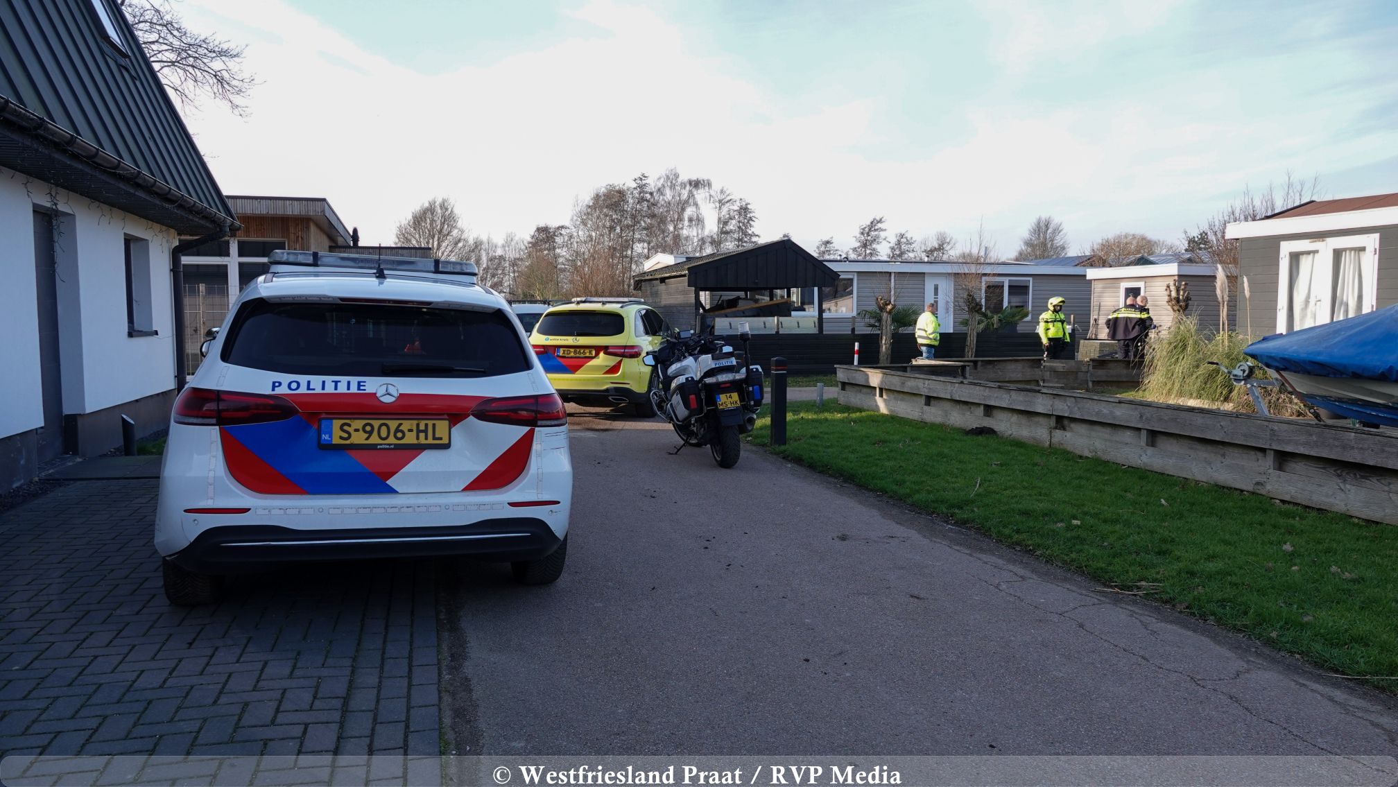Politie en ambulance bij chaletpark aan de Kerkweg in Hensbroek na schietpartij
