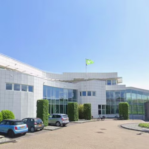 Bezoekers tijdens de open dag van het vernieuwde gemeentehuis van Koggenland