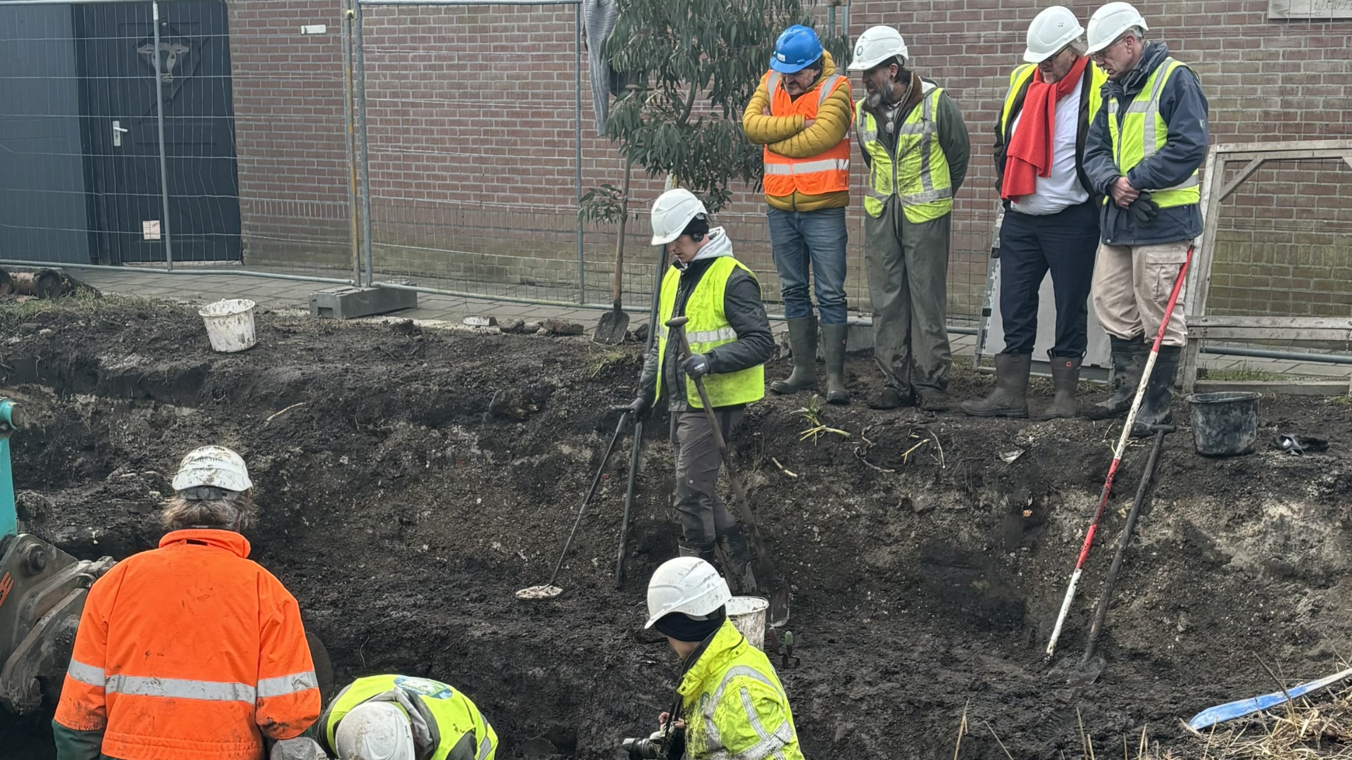 Archeologische opgraving aan de Nieuwstraat in Medemblik met zicht op middeleeuwse huisresten