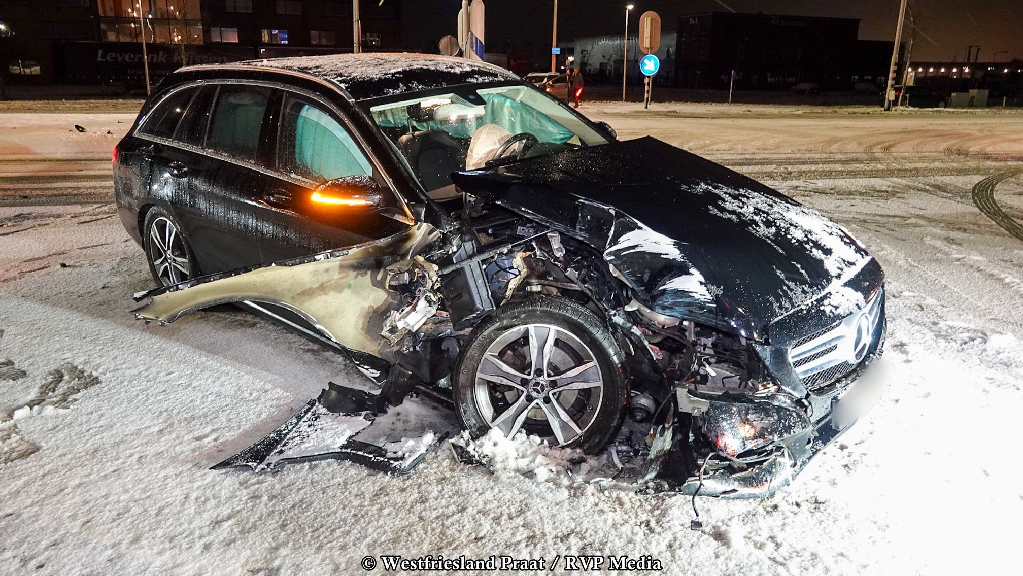 Glad en besneeuwd wegdek in West-Friesland tijdens code Oranje met gevaarlijke verkeerssituaties