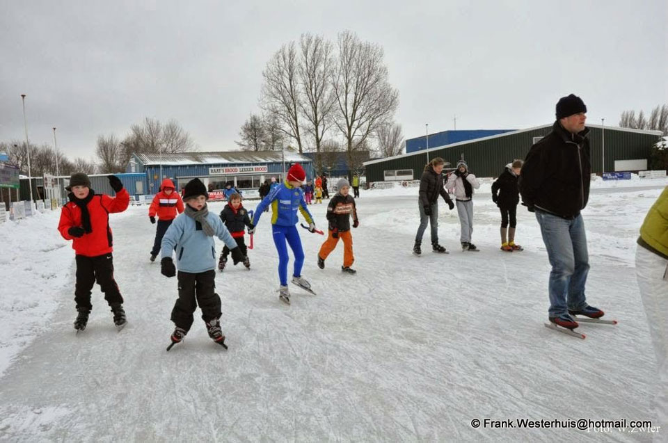 Schaatsbaan en skeelerbaan in Medemblik tijdens winterse omstandigheden met mogelijk natuurijs.
