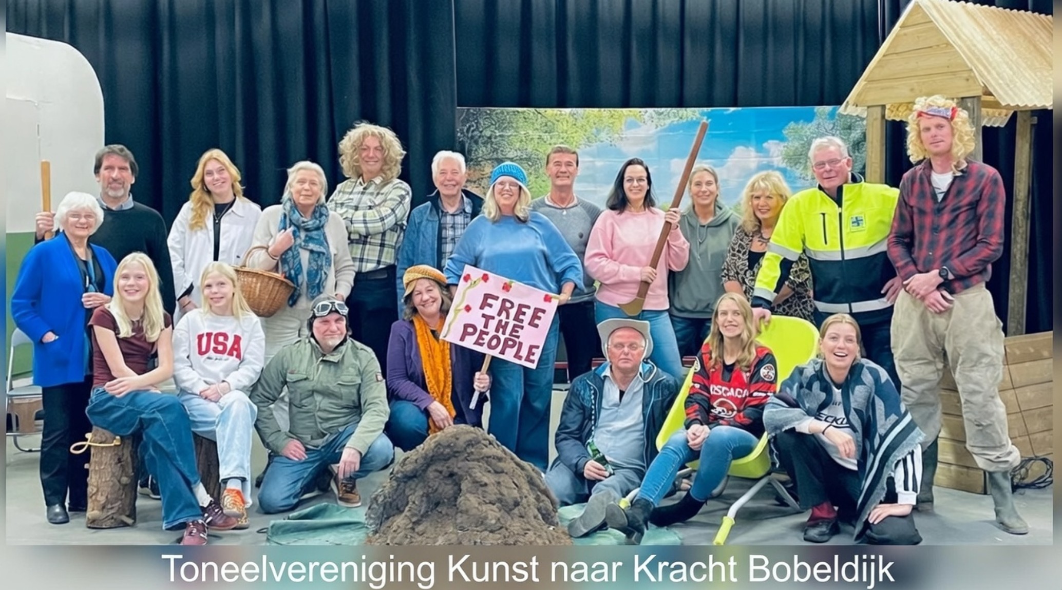 Cast van Kunst naar Kracht tijdens repetitie van de jubileumrevue in Berkhout