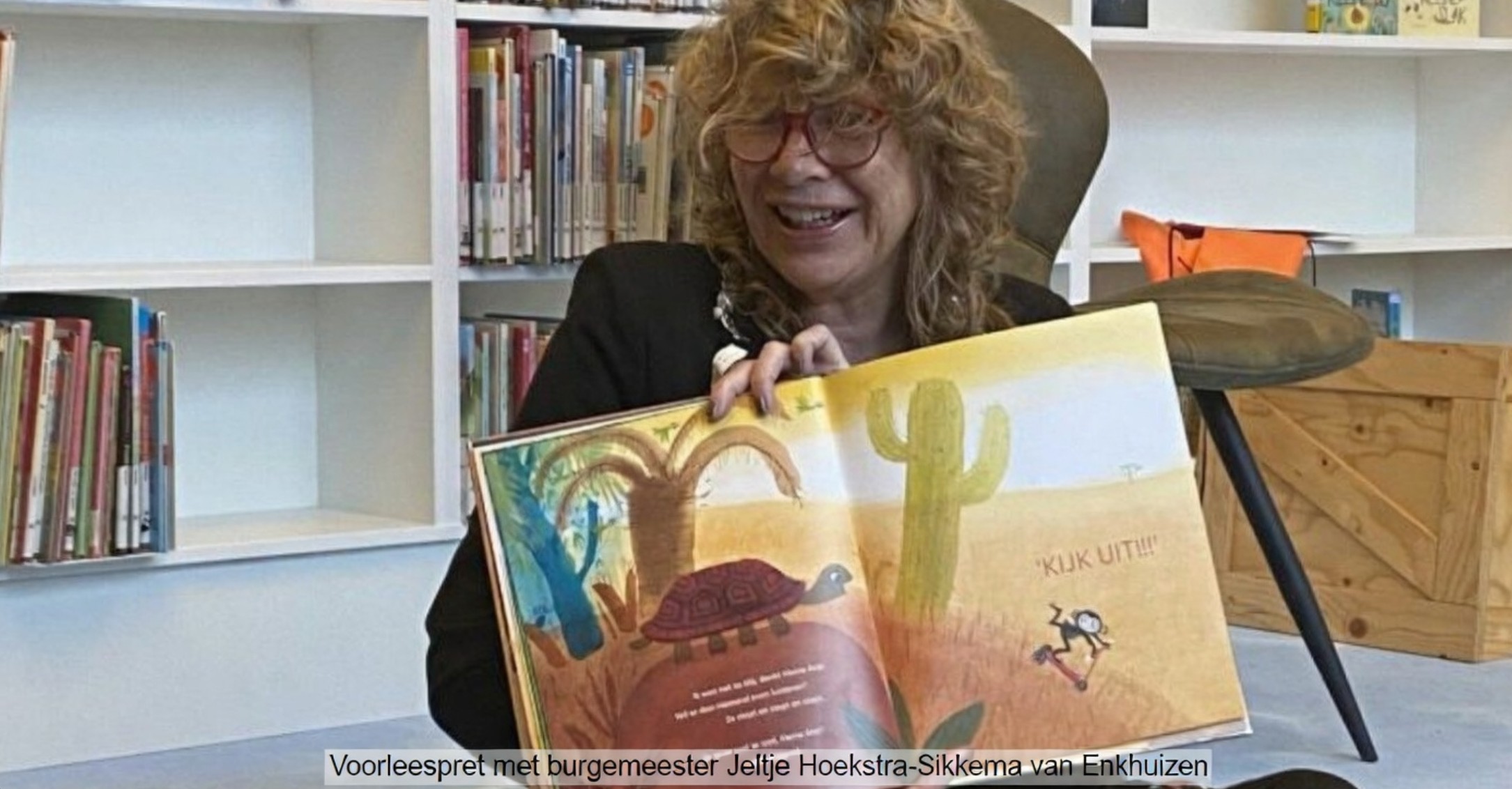 Burgemeester Jeltje Hoekstra-Sikkema leest voor aan kinderen in de Bibliotheek Stede Broec tijdens De Nationale Voorleesdagen.