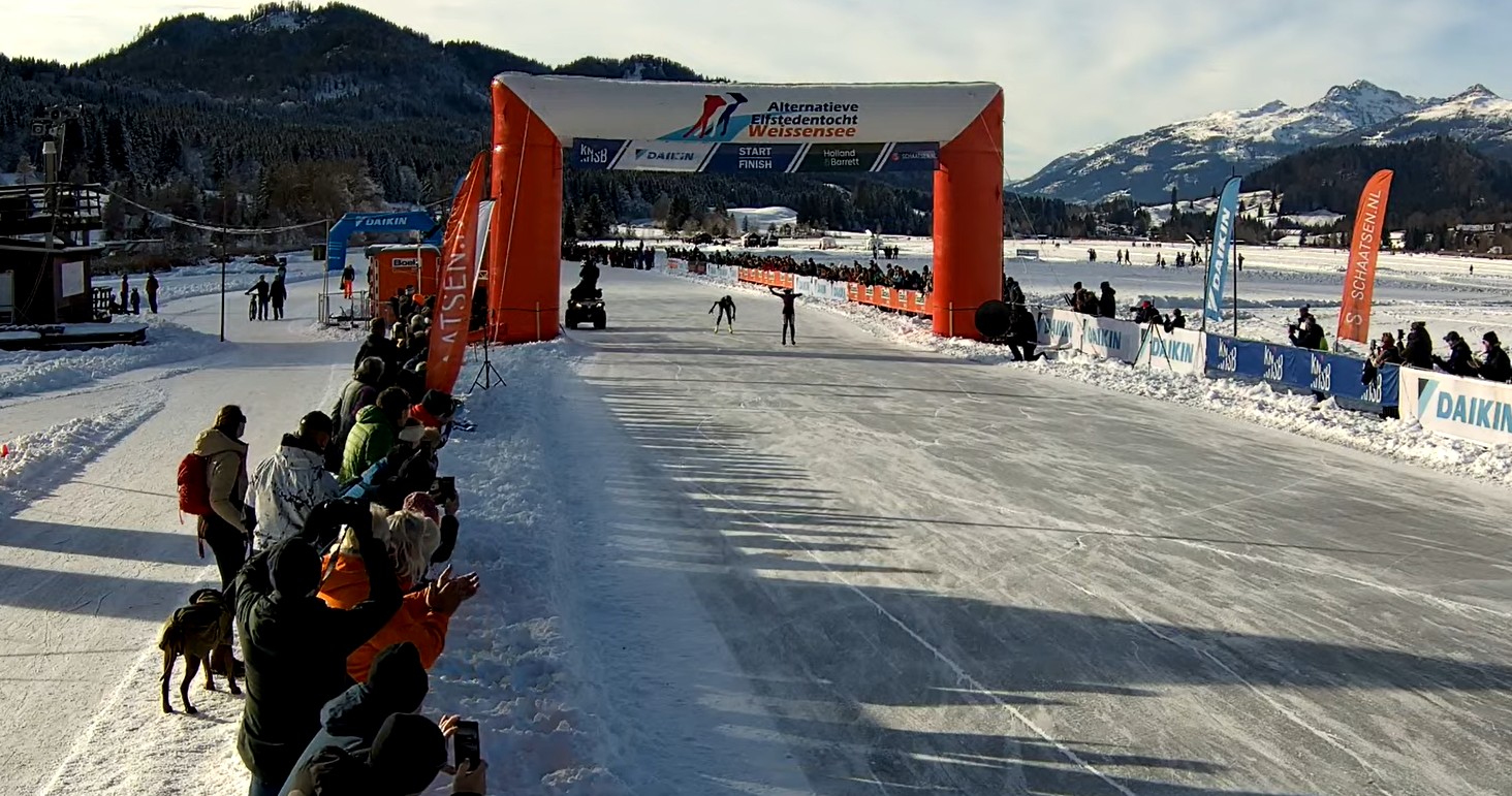 Sprint om de winst tijdens de vrouwenwedstrijd van de Alternatieve Elfstedentocht.