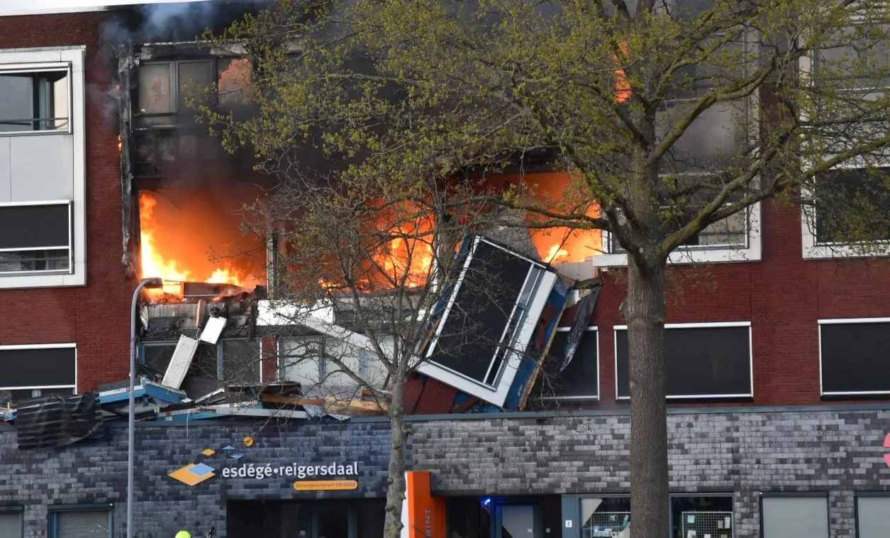 Politie en brandweer bij onderzoek na explosie in appartementencomplex in Heerhugowaard