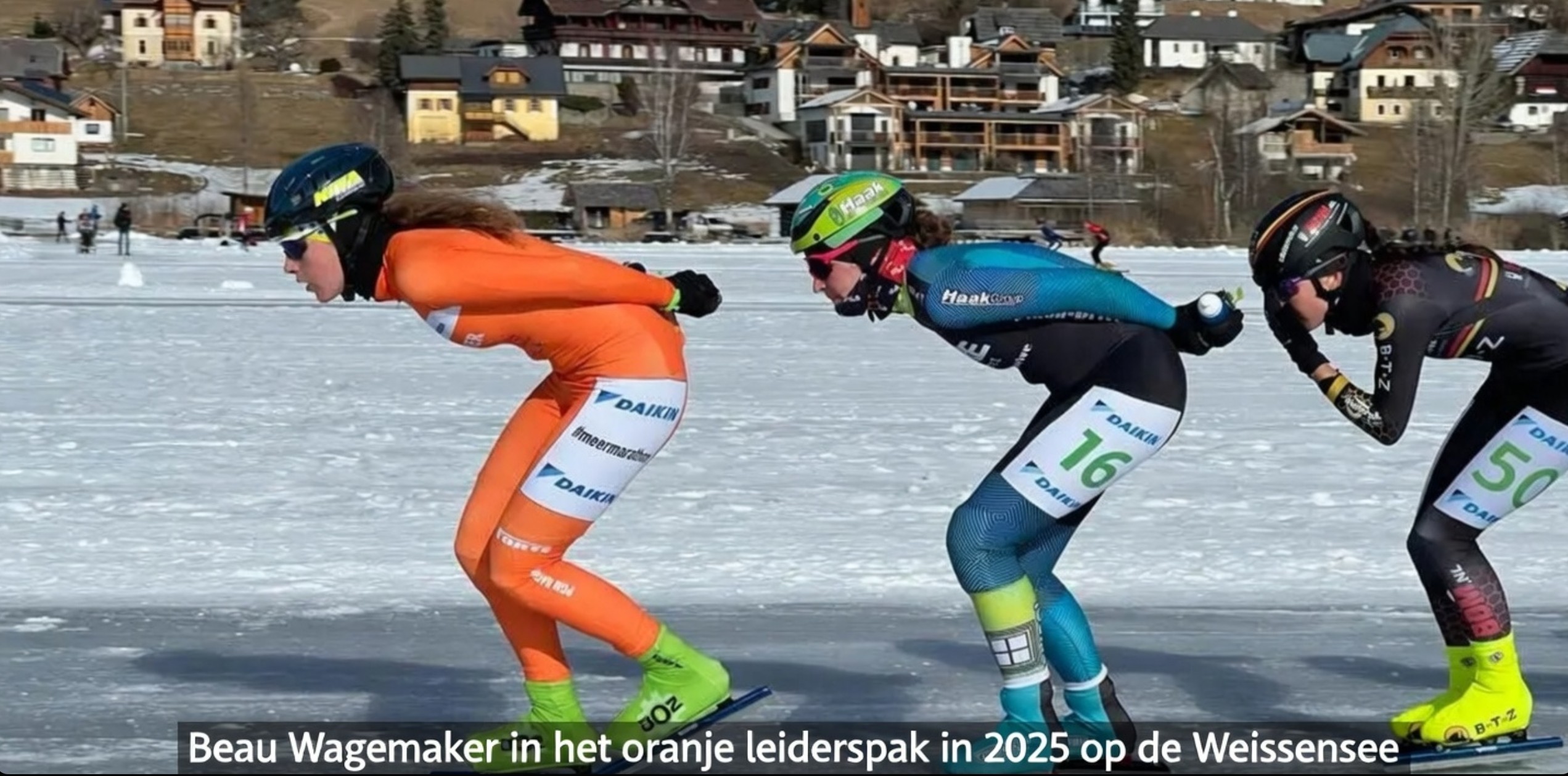 Marathonschaatsers tijdens een natuurijswedstrijd op de Weissensee in Oostenrijk