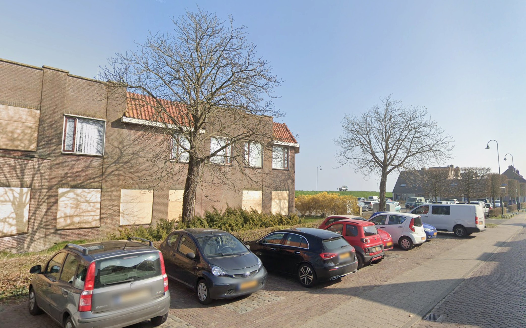 Gekapte bomen langs de Oude Haven in Medemblik bij Project Bries