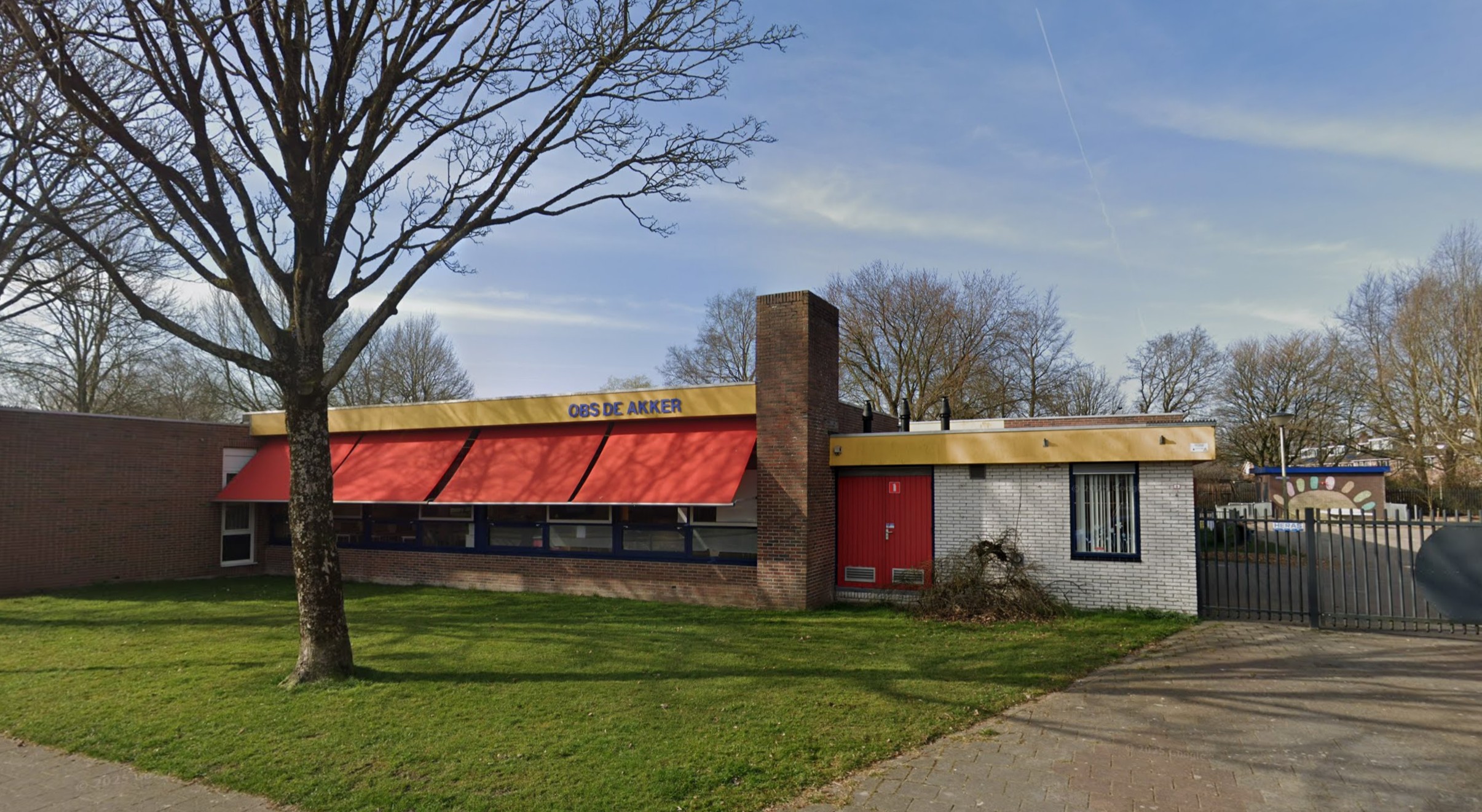 Grote parkeerplaats aan de Meibloem in Opmeer die mogelijk verdwijnt bij nieuwbouwplannen