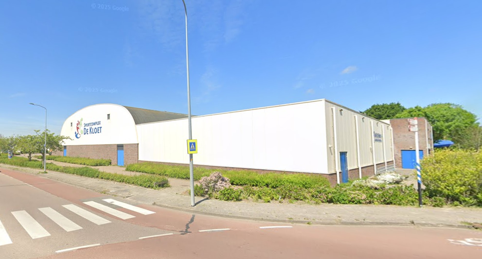 Gemeentelijke voorzieningen in Stede Broec, zoals sporthallen, dorpshuizen en andere maatschappelijke gebouwen waarvoor toekomstplannen zijn gemaakt.