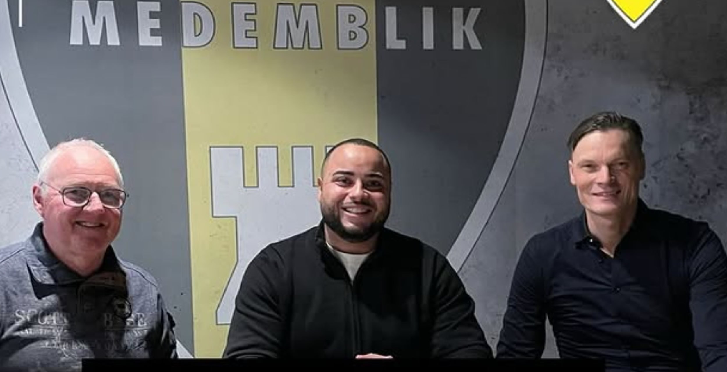 Gerald Oosterwolde tijdens een training langs de zijlijn bij een amateurvoetbalclub