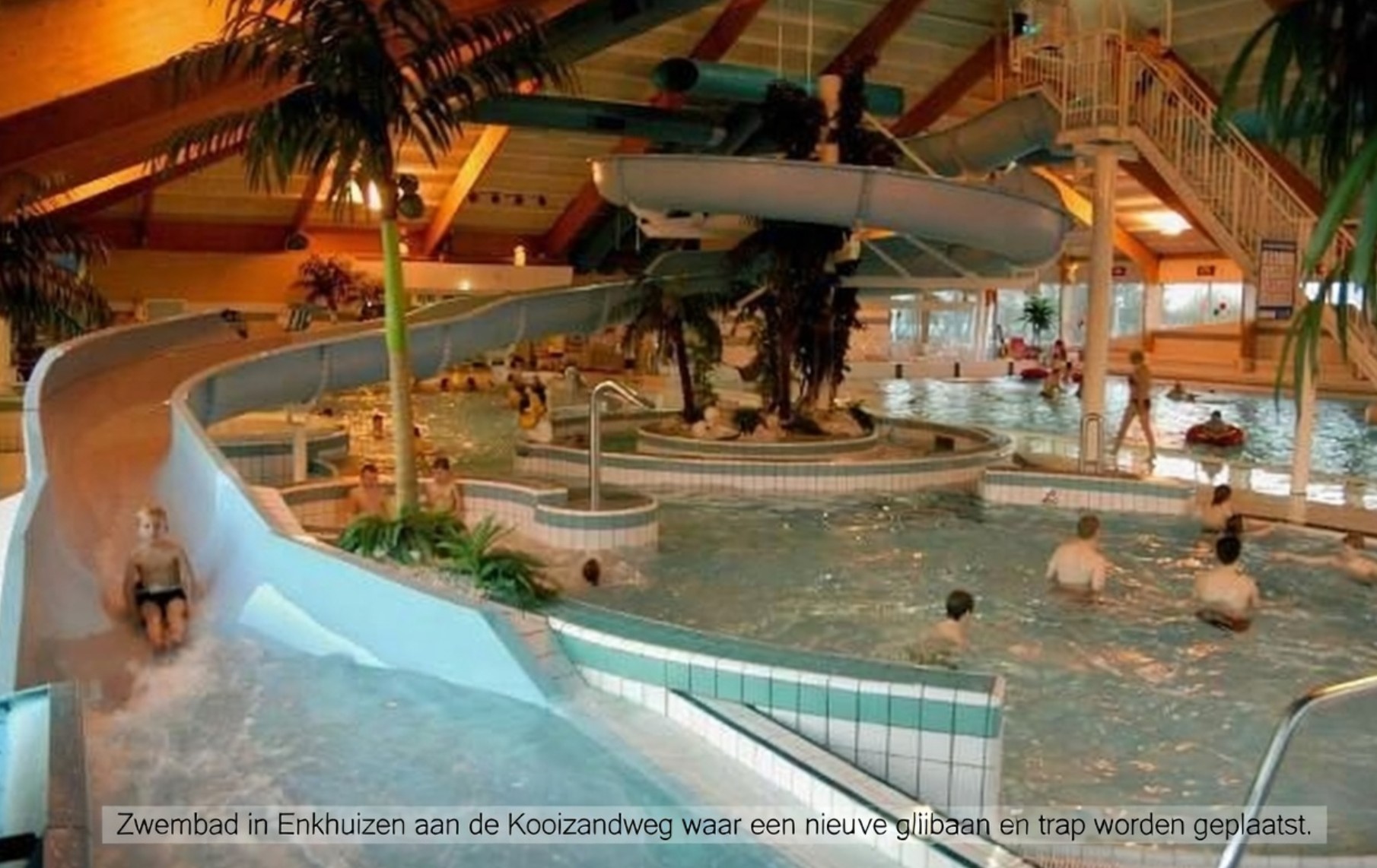 Zwembad in Enkhuizen aan de Kooizandweg waar een nieuwe glijbaan en trap worden geplaatst.