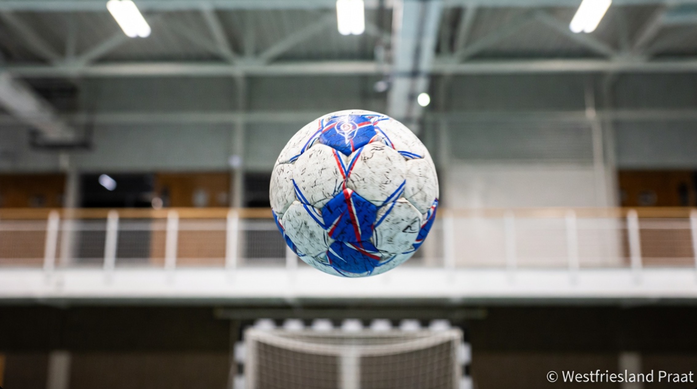 Speelsters van SEW in actie tijdens het uitduel tegen MHV’81