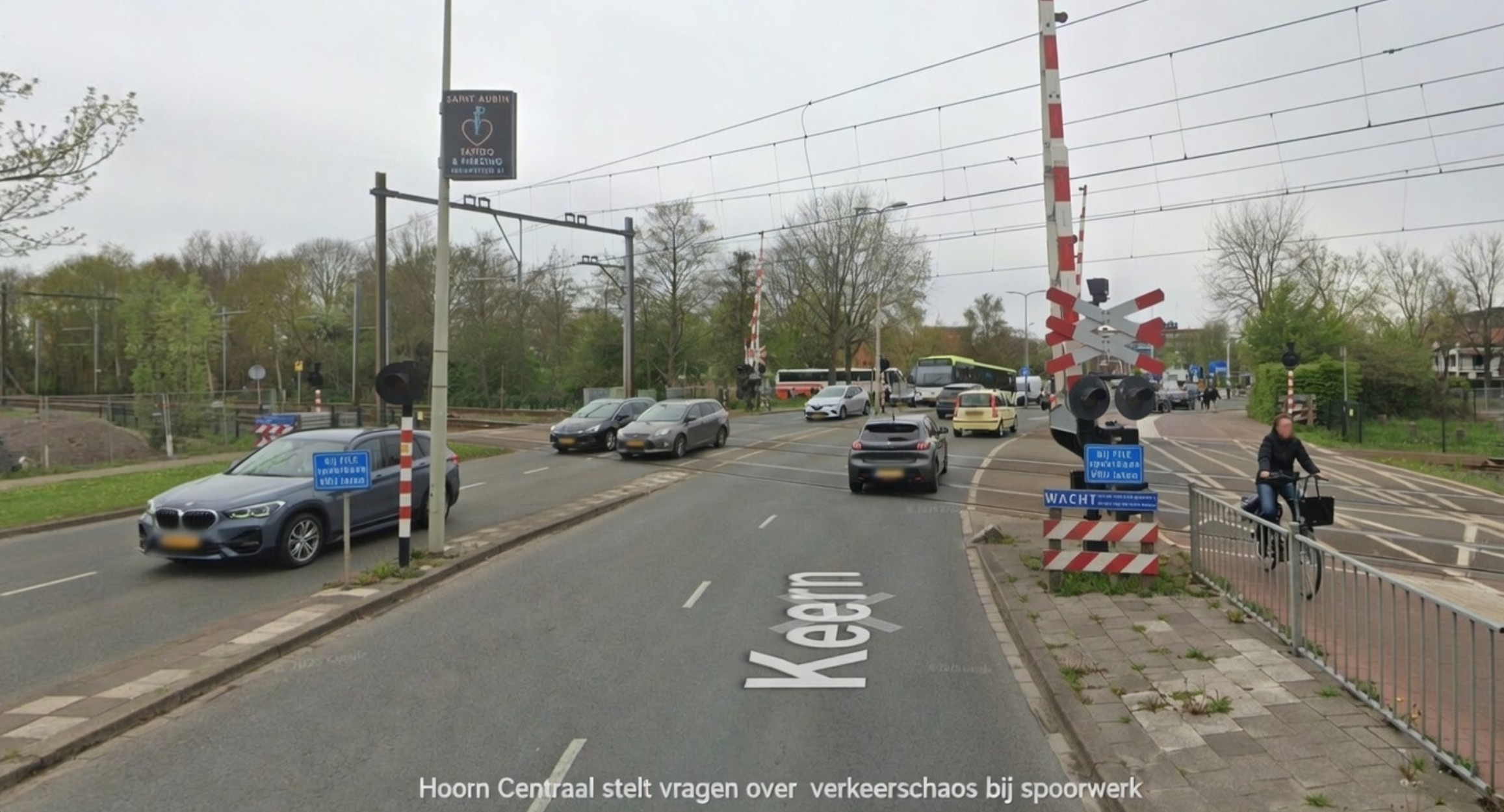 Spoorwegovergang Het Keern in Hoorn afgesloten tijdens werkzaamheden, met verkeersopstopping en omleidingen.
