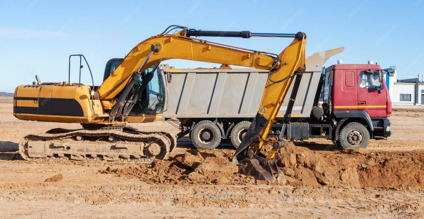 Grondtransporten op agrarisch perceel bij Hauwert in de gemeente Medemblik