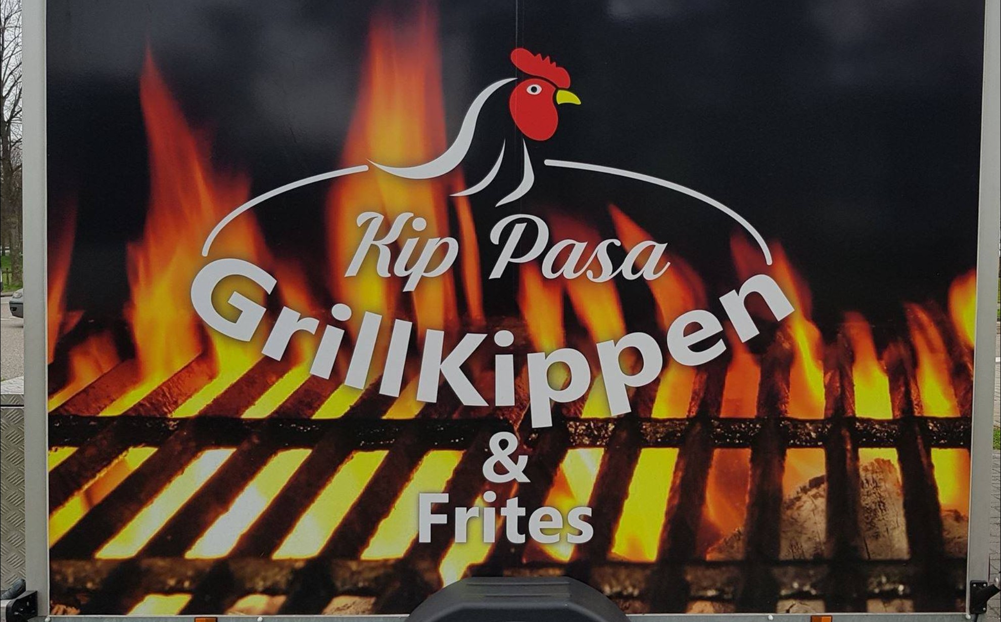 Standplaats Kip Pasa met grillkippen aan Koninginneweg in Opmeer