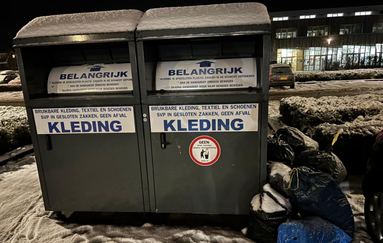 Illegale kledingcontainer in Hoorn met bijgeplaatst afval in de openbare ruimte