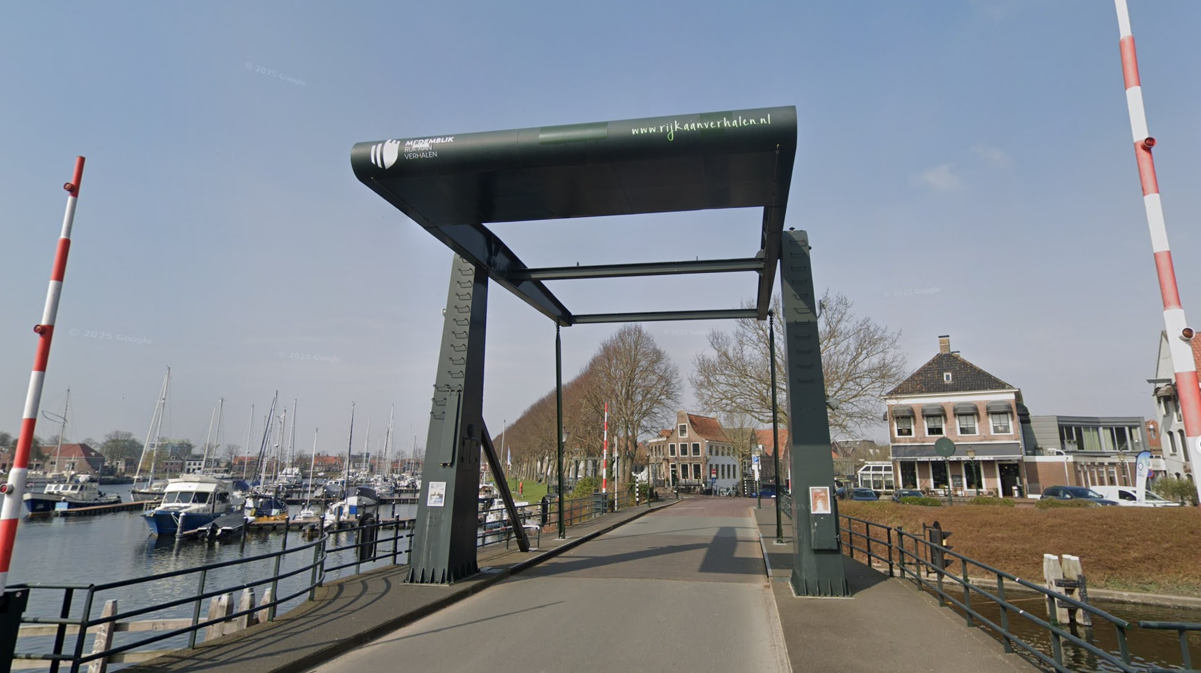 Kwikkelse brug in Medemblik met passerend weg- en vaarverkeer