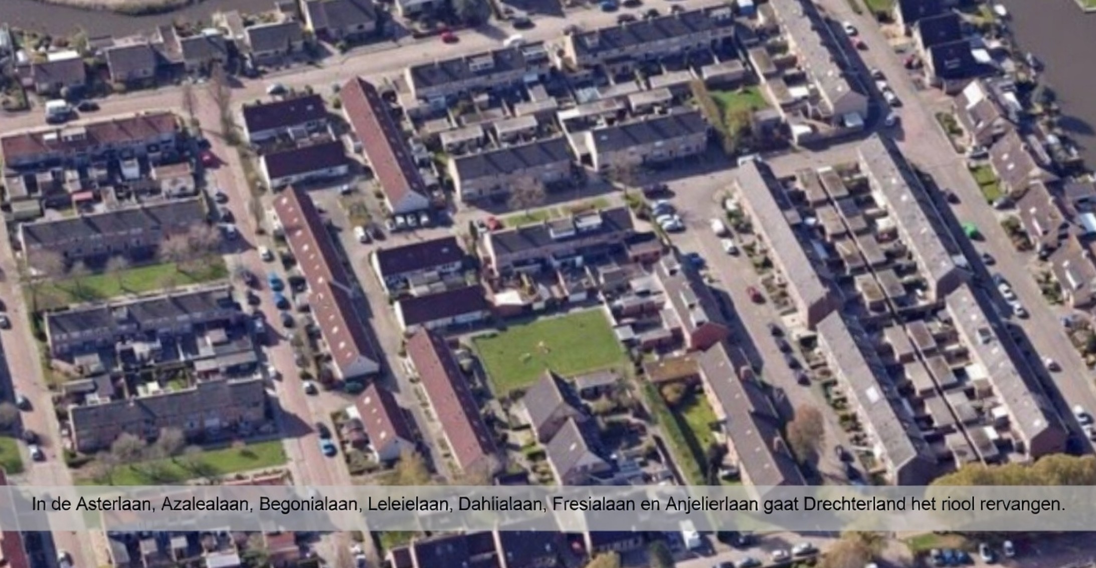 Overzicht van een woonstraat in Lutjebroek waar rioolvervanging en herinrichting zijn gepland.