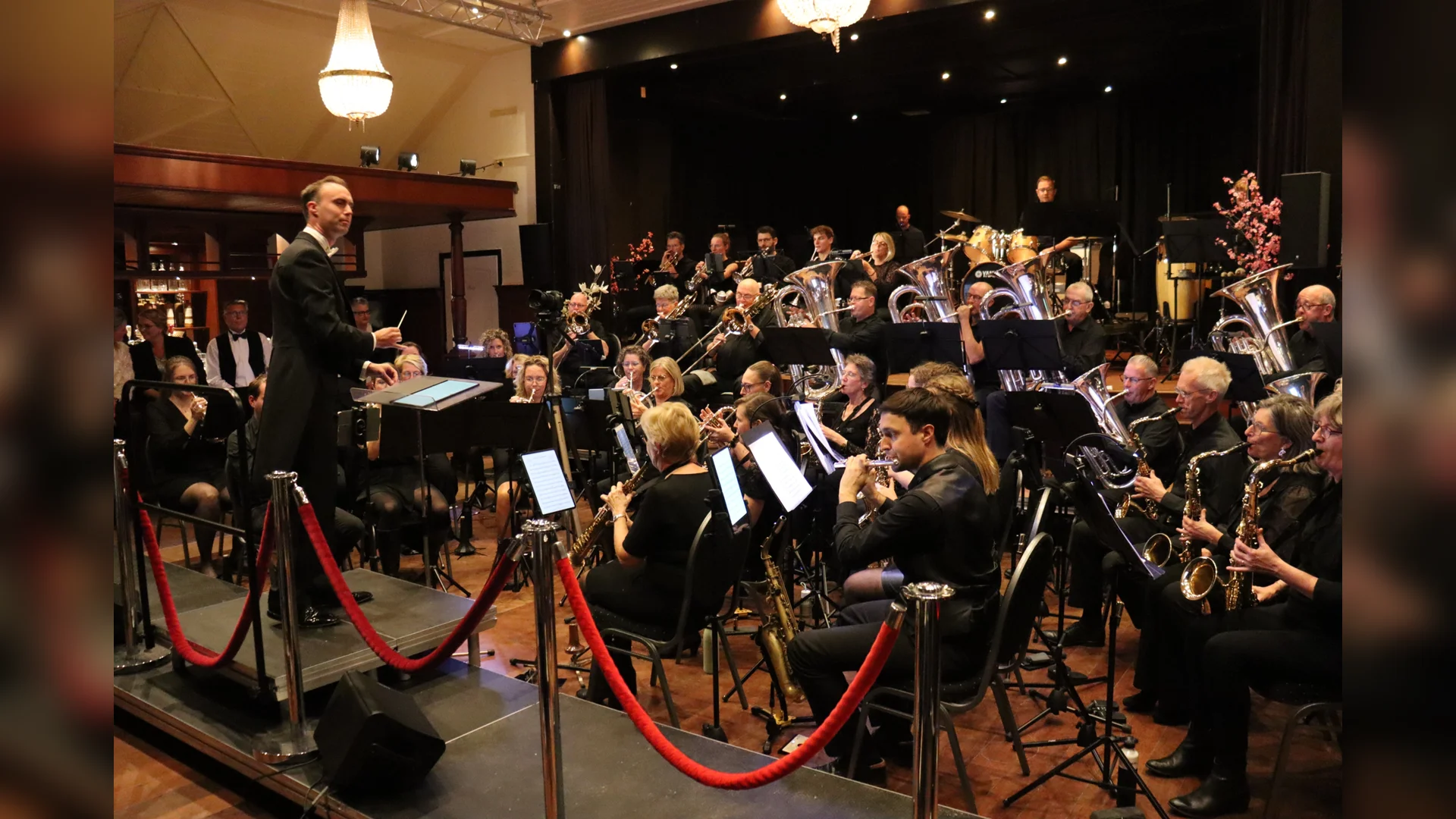 Nieuwjaarsconcert van Muziekvereniging Ons Genoegen in de Hiëronymuskerk in Wognum met orkest en publiek.