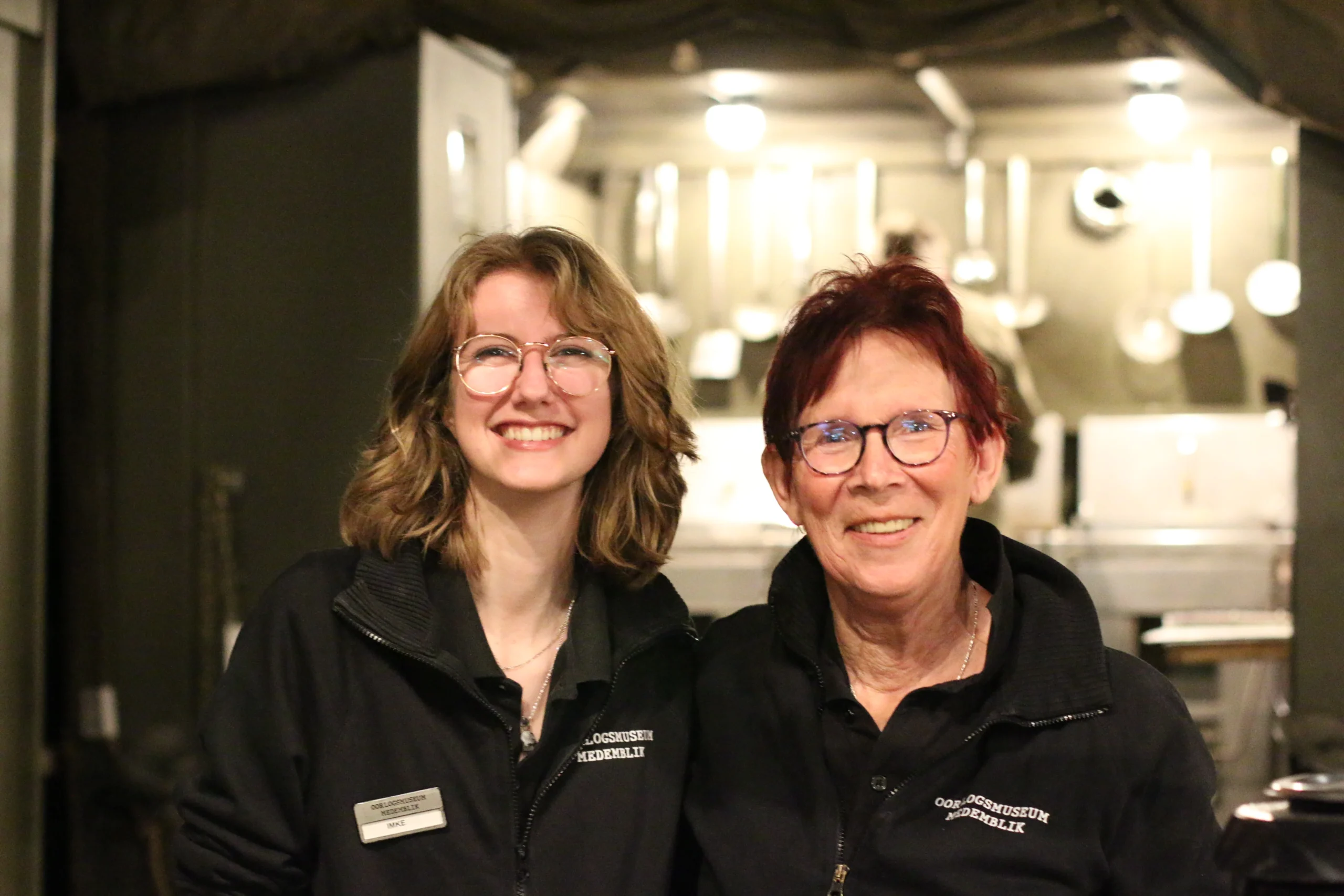 Vrijwilligers en bezoekers in het Oorlogsmuseum Medemblik tijdens een open avond.