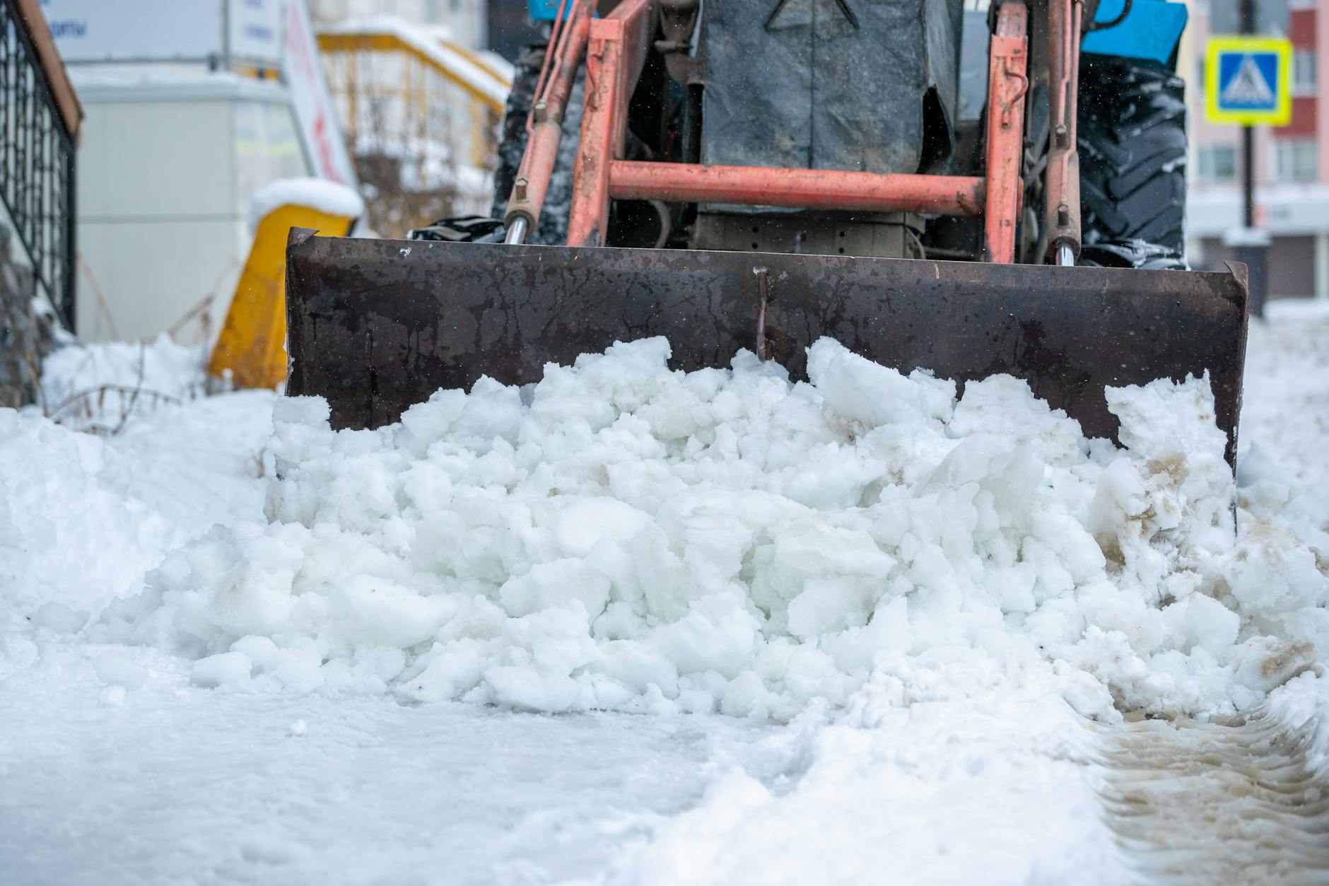 Gladheidsbestrijding op fiets- en voetpaden in Hoorn tijdens winterse sneeuw en gladheid