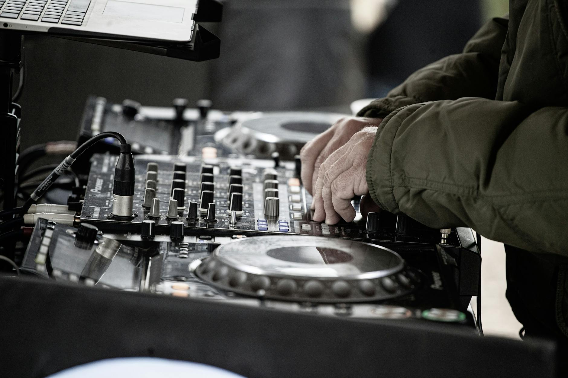 DJ-duo’s draaien live tijdens Lokaal Kabaal in Pardoes