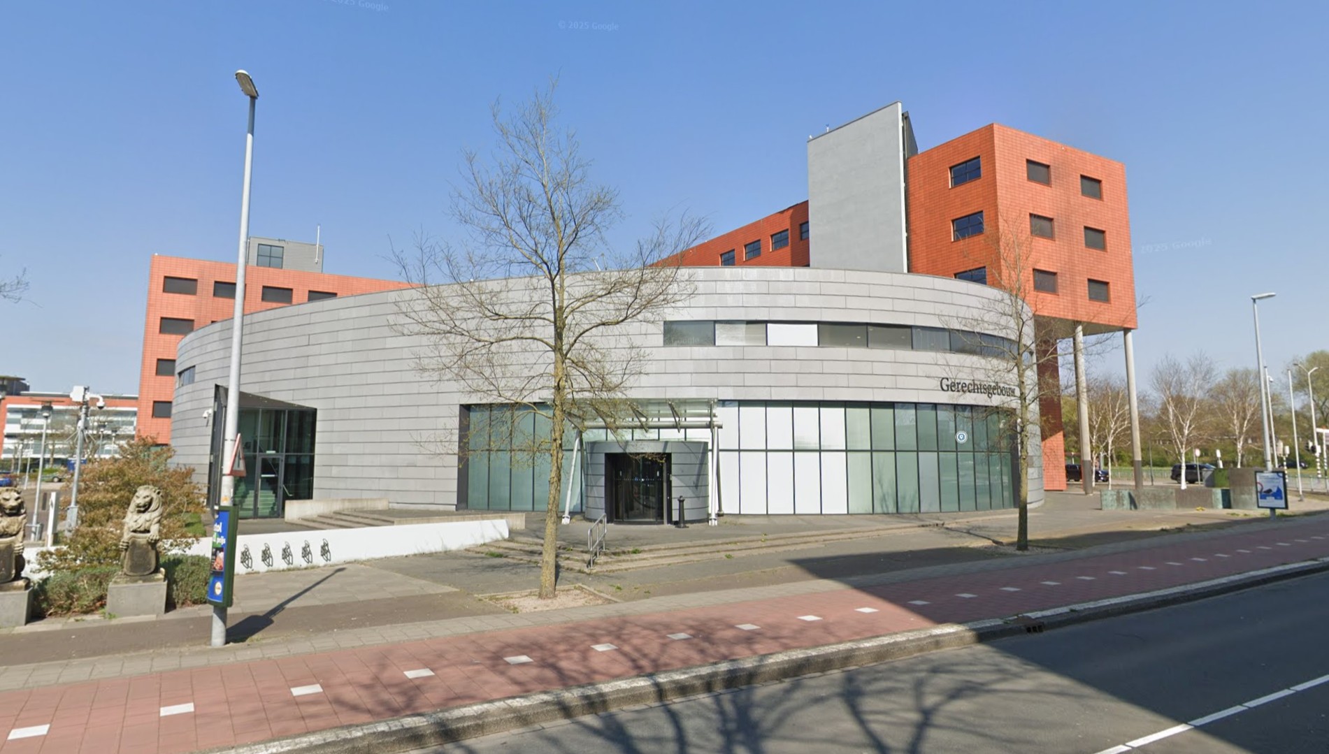 Zittingszaal van een Nederlandse rechtbank in een strafzaak over gewelddadige diefstal.