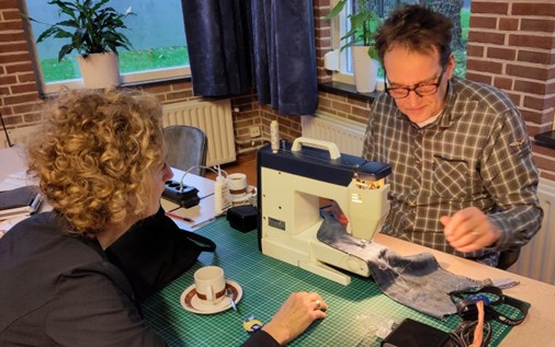 Vrijwilligers van Repair Café Midwoud repareren huishoudelijke apparaten