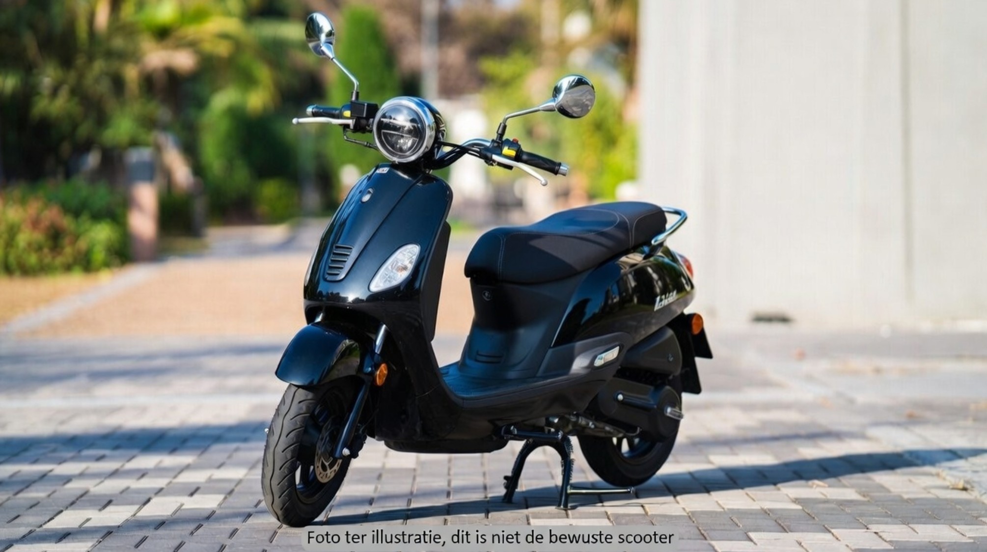 Defecte zwarte scooter zonder kenteken op de openbare weg in Hoorn.