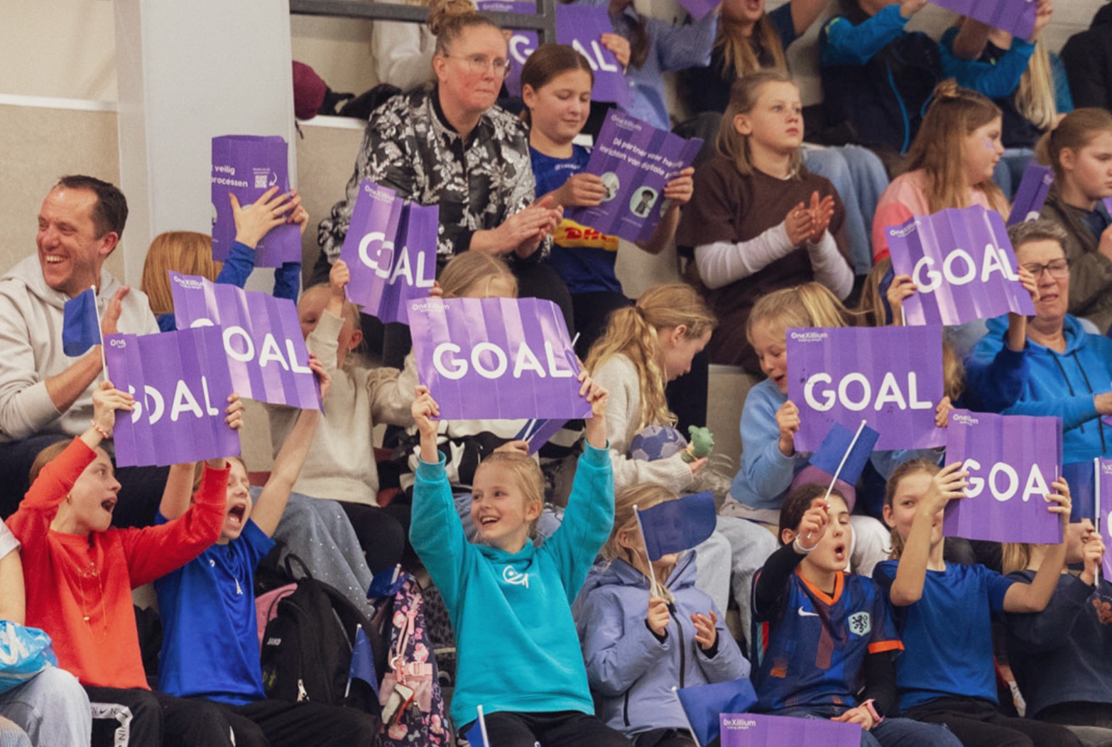Jeugdteams en supporters vullen Sporthal De Bloesem tijdens de Jeugdavond van Westfriesland SEW in Wognum.