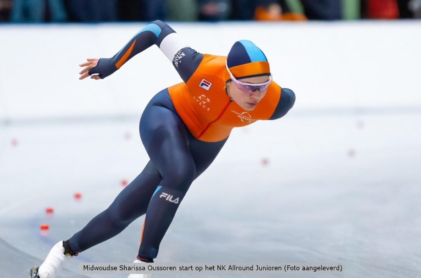Schaatsers in actie tijdens een NK Allround-wedstrijd op een Nederlandse ijsbaan.