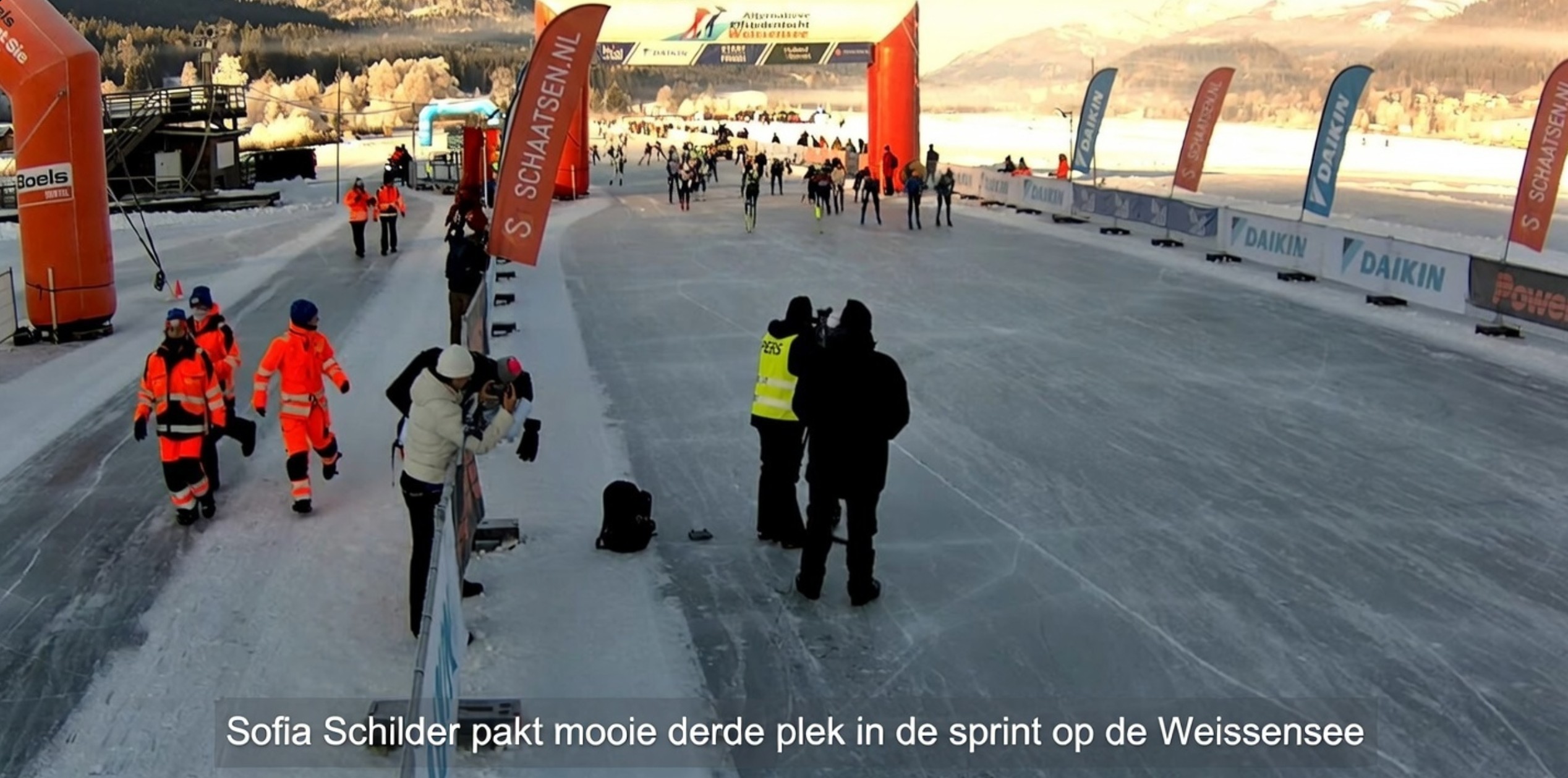 Peloton marathonschaatssters tijdens de Daikin Grand Prix op de Weissensee