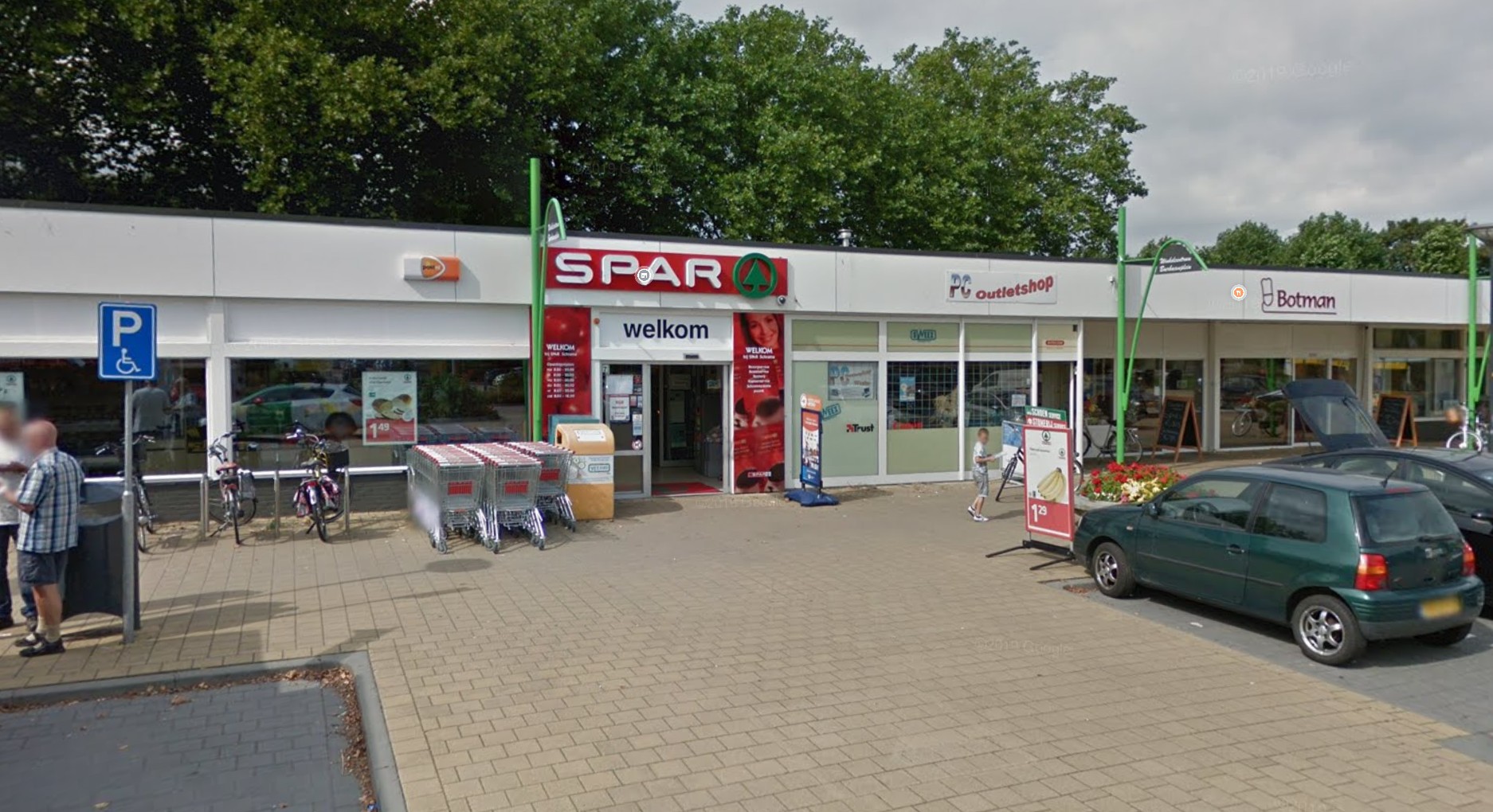 Leegstaand pand voormalige SPAR aan het Boerhaaveplein in Bovenkarspel