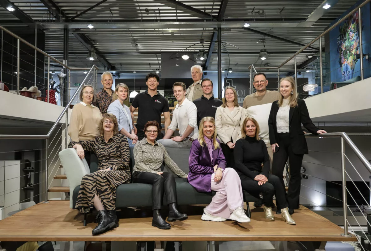 Uitreiking van het predicaat Hofleverancier aan Mobiel Interieur door de commissaris van de Koning