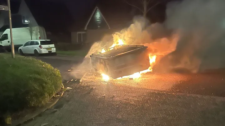 Uitgebrande vouwwagen na brandstichting tijdens jaarwisseling