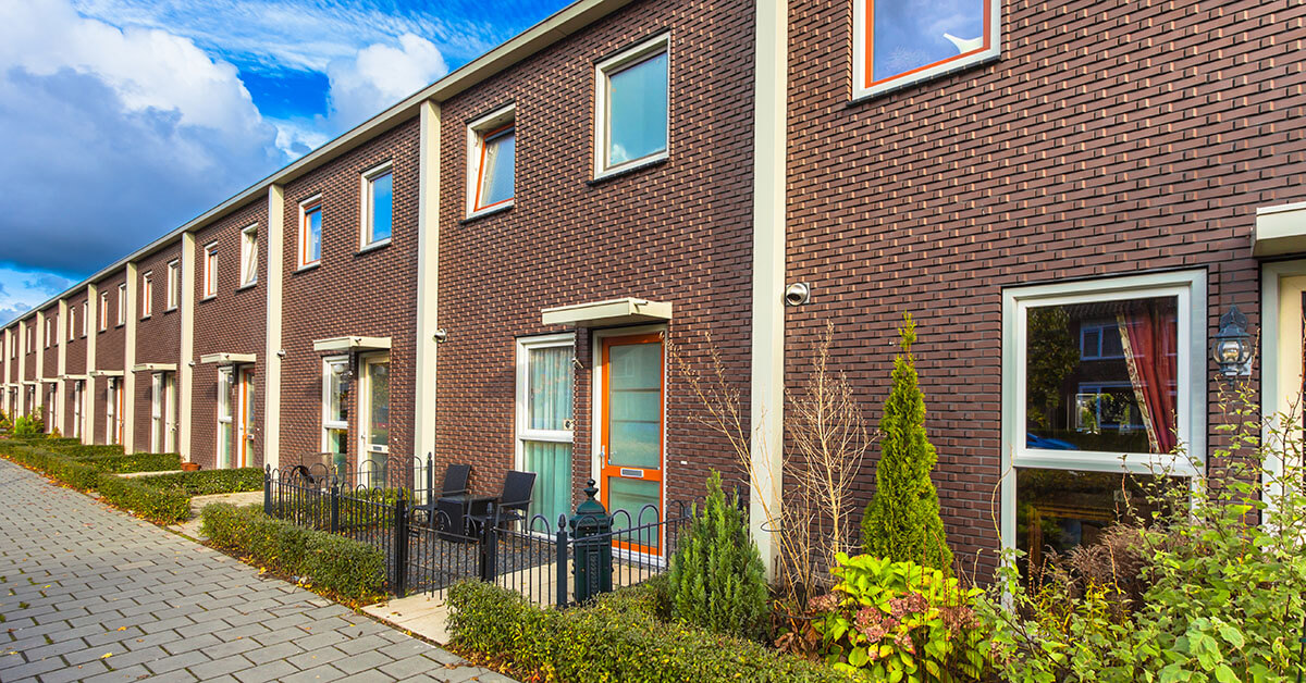 `Vergadering van een gemeenteraad over woningtoewijzing en zorgkosten