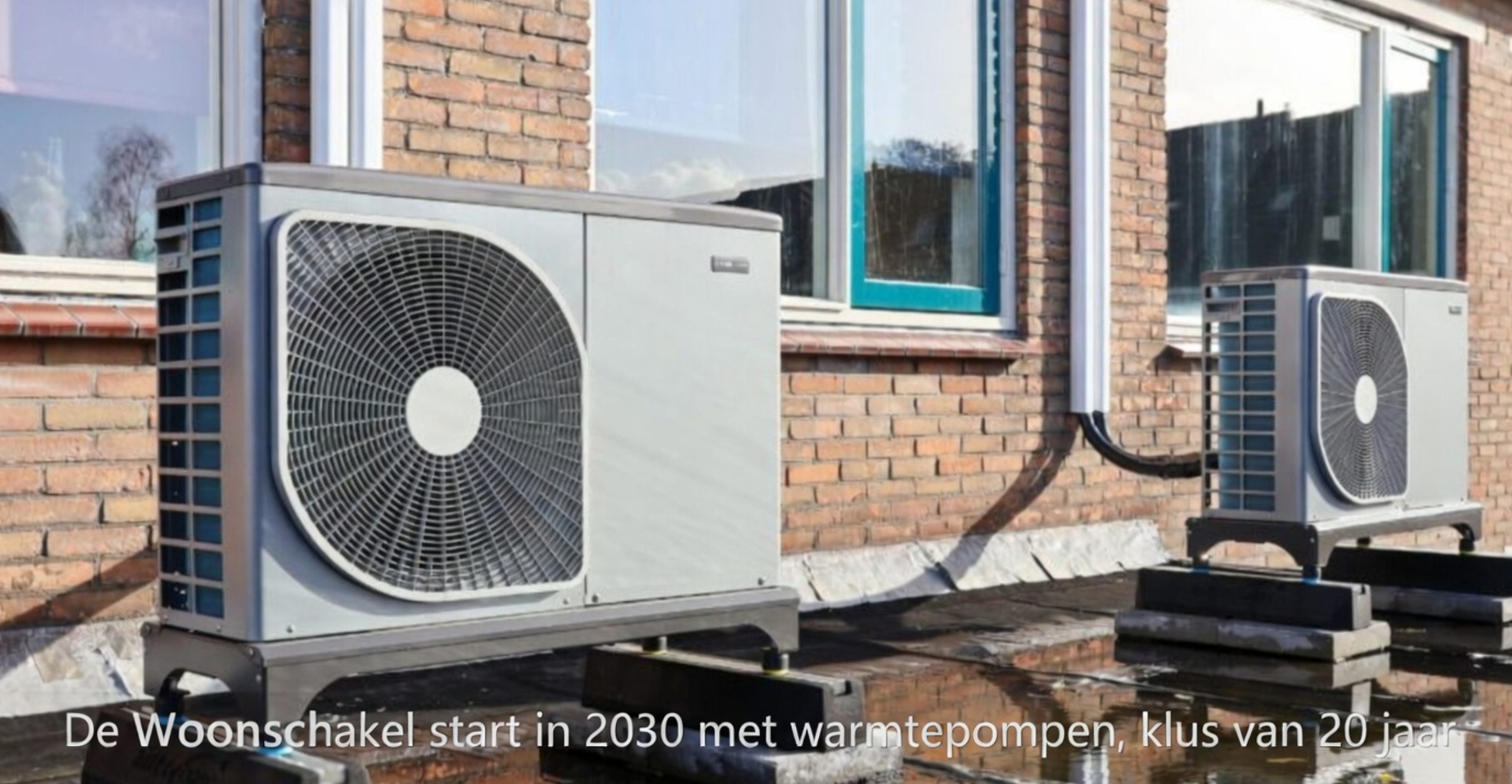Warmtepompinstallatie bij sociale huurwoningen in Nederland als onderdeel van verduurzaming.