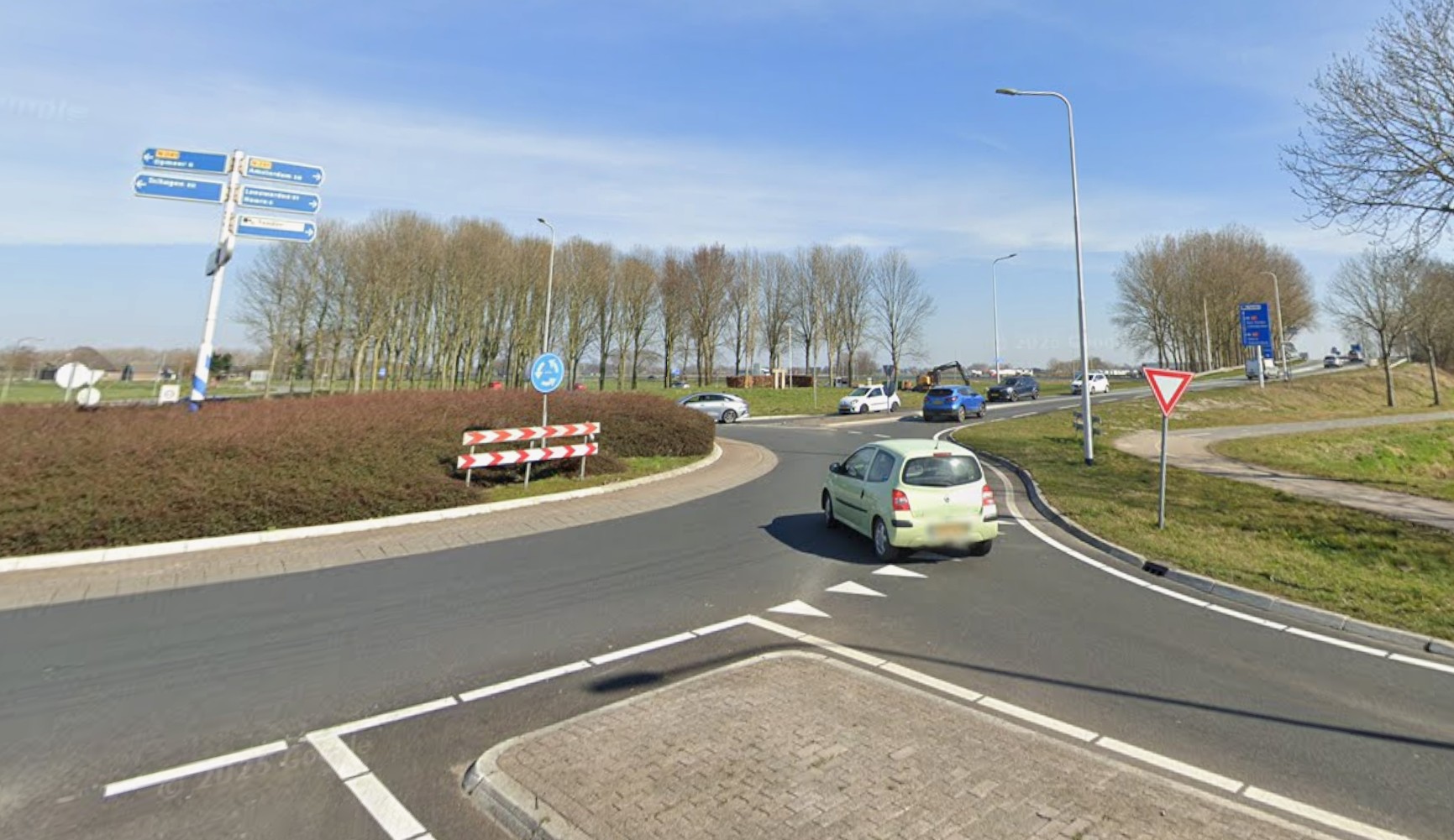 Rotonde A.C. de Graafweg N241 bij Wognum nabij de A7