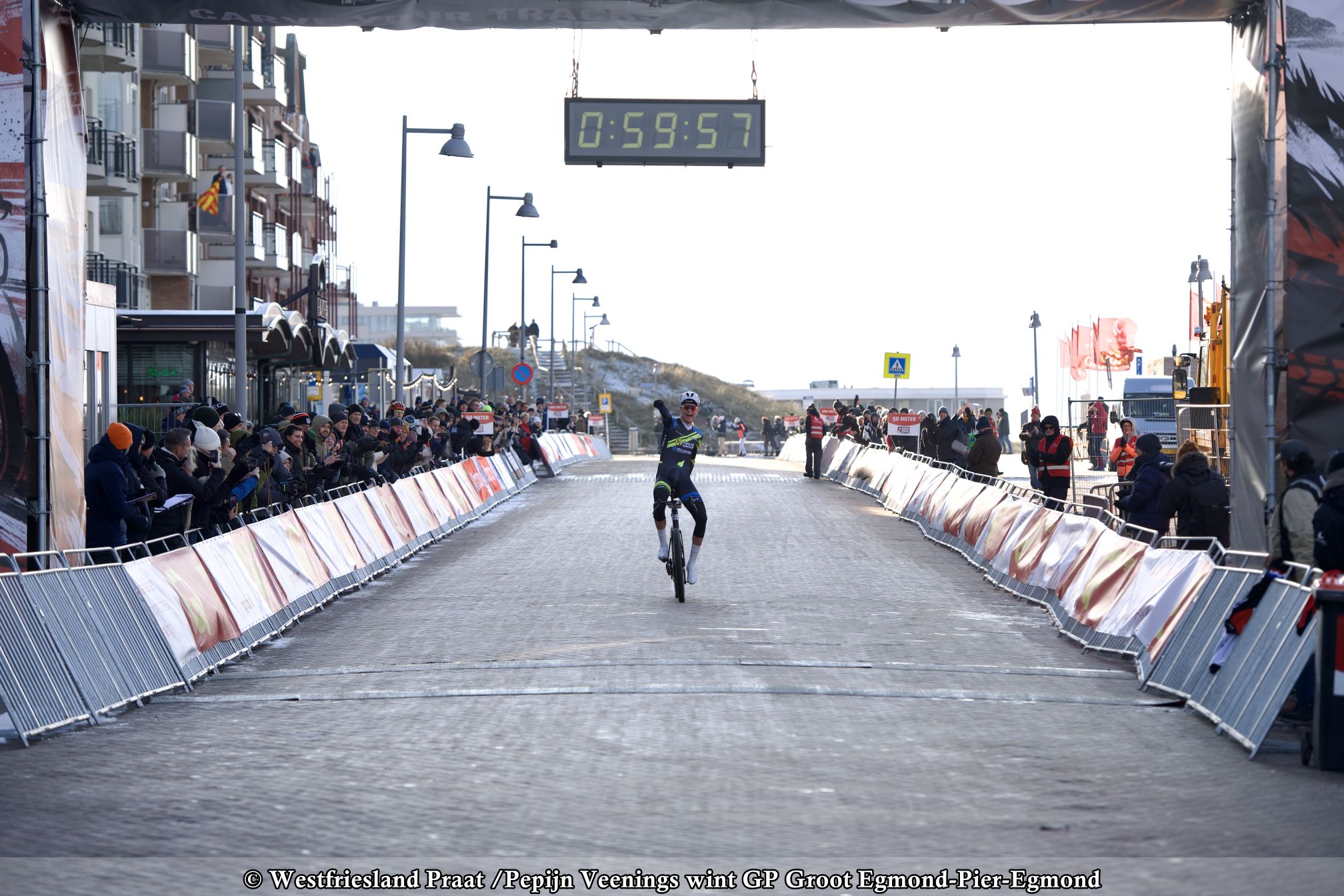 Winnaars Pepijn Veenings en Nina Kessler tijdens de GP Groot Egmond-Pier-Egmond op het strand van Egmond aan Zee