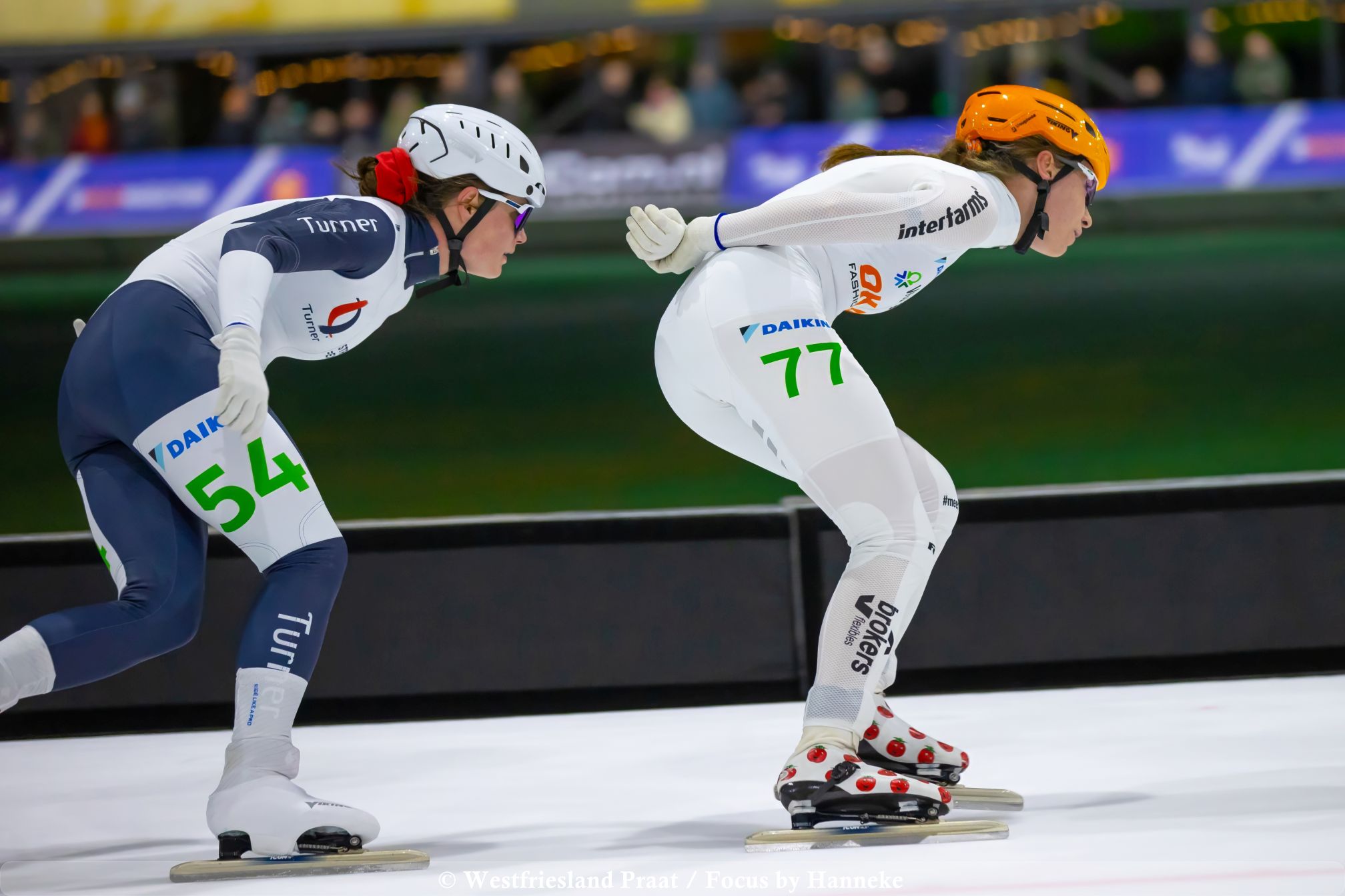 Marathonschaatsers in actie tijdens de Daikin Marathon Cup op de Vechtsebanen in Utrecht.