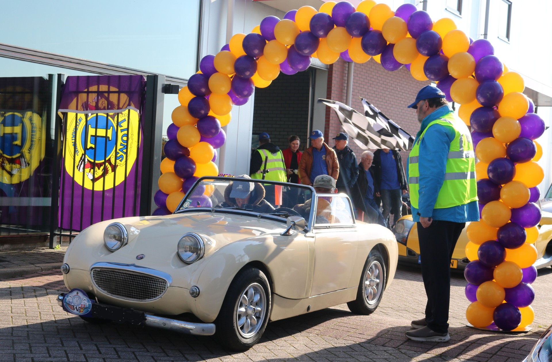 Deelnemers rijden met klassieke auto’s tijdens de West-Friesland Rally door Nederland.
