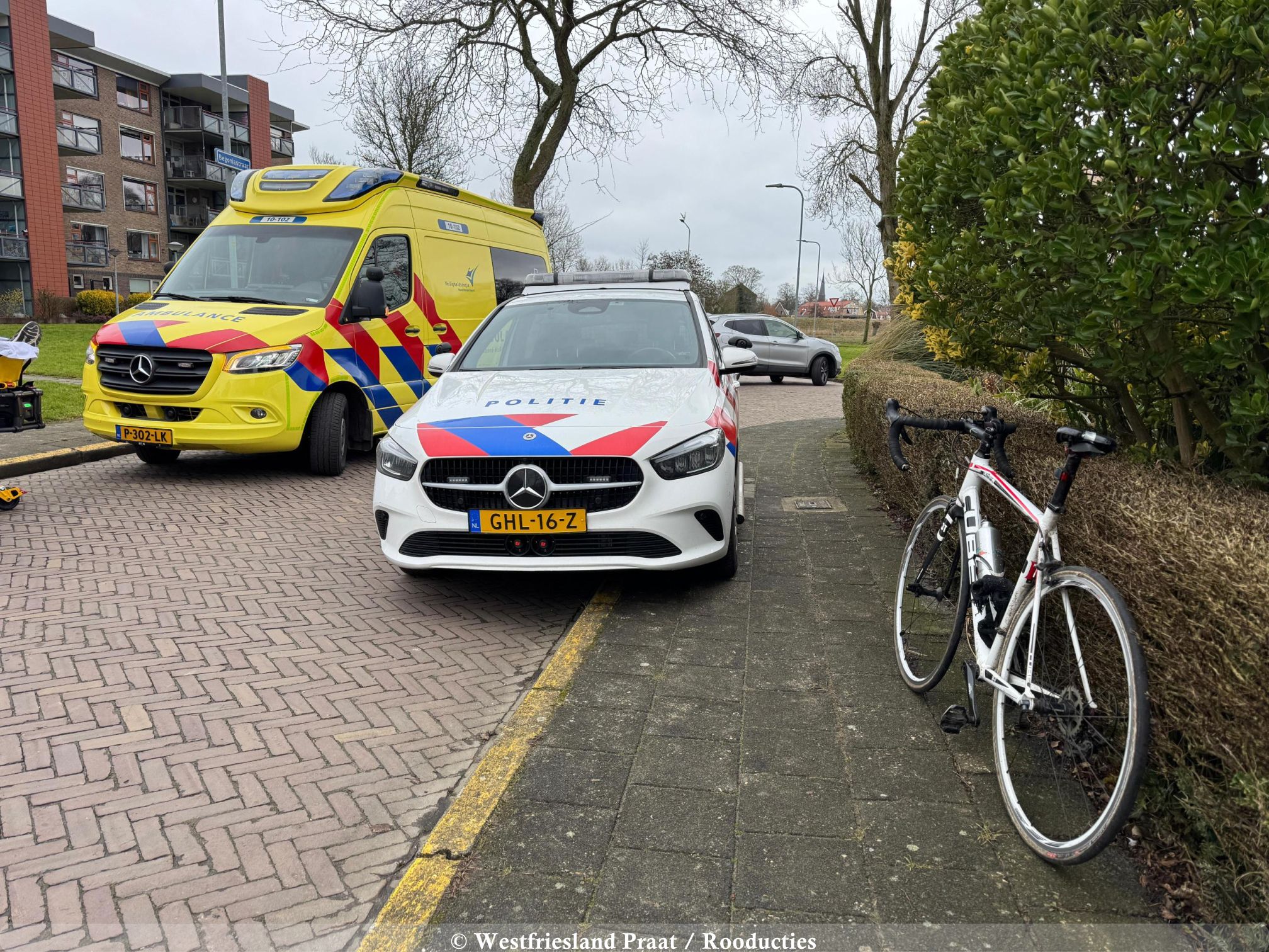 Politie en ambulance na ruzie tussen wielrenner en fietser op de Begoniastraat in Enkhuizen