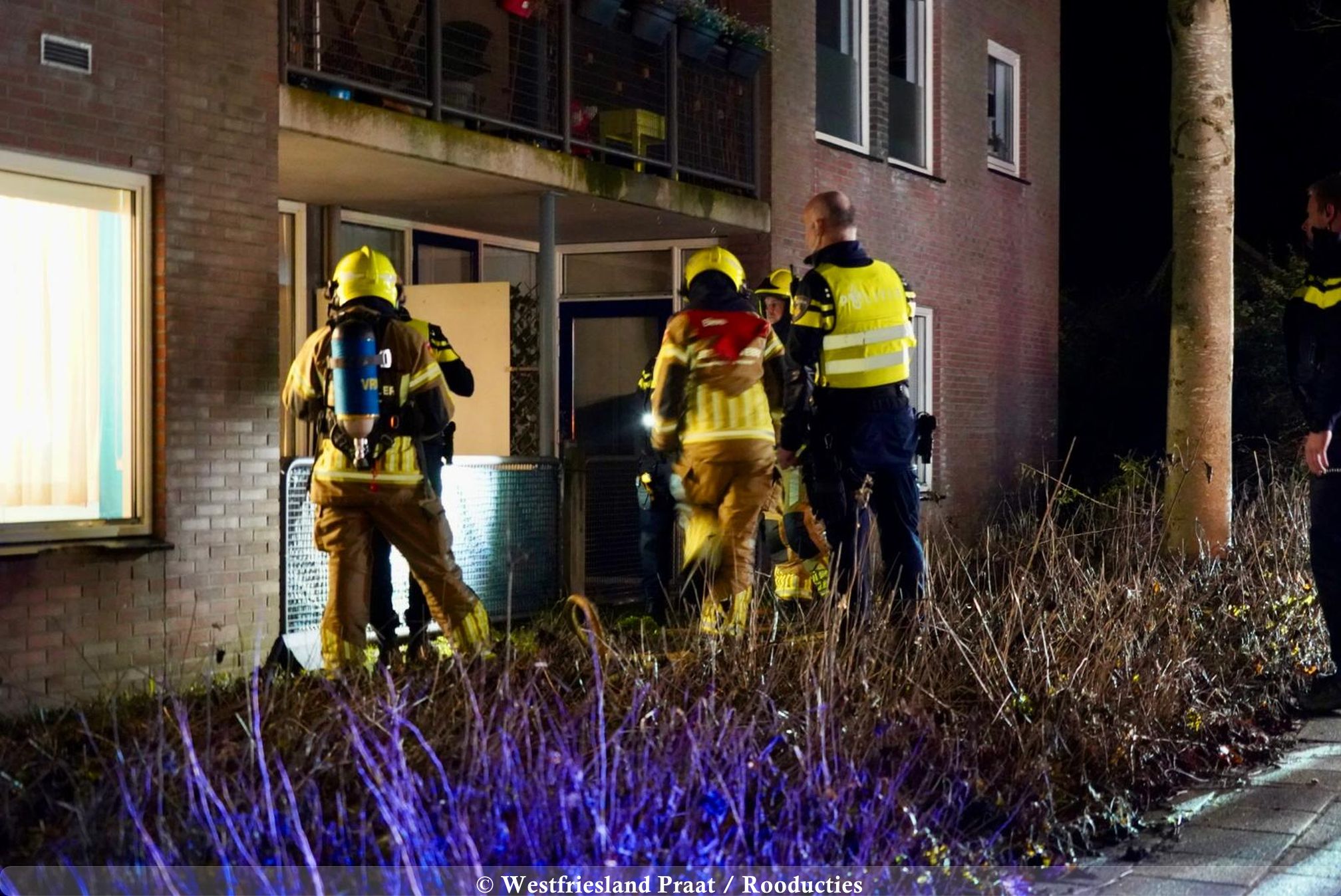 Brandweer bij nachtelijke keukenbrand met rookontwikkeling in Enkhuizen