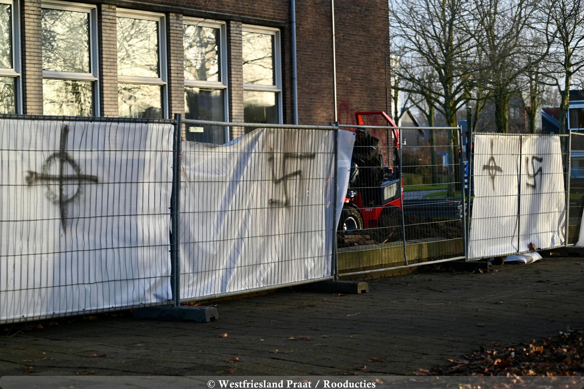 Hekken rond het AZC in de Johan Postkazerne in Hoorn waar bekladding is ontdekt